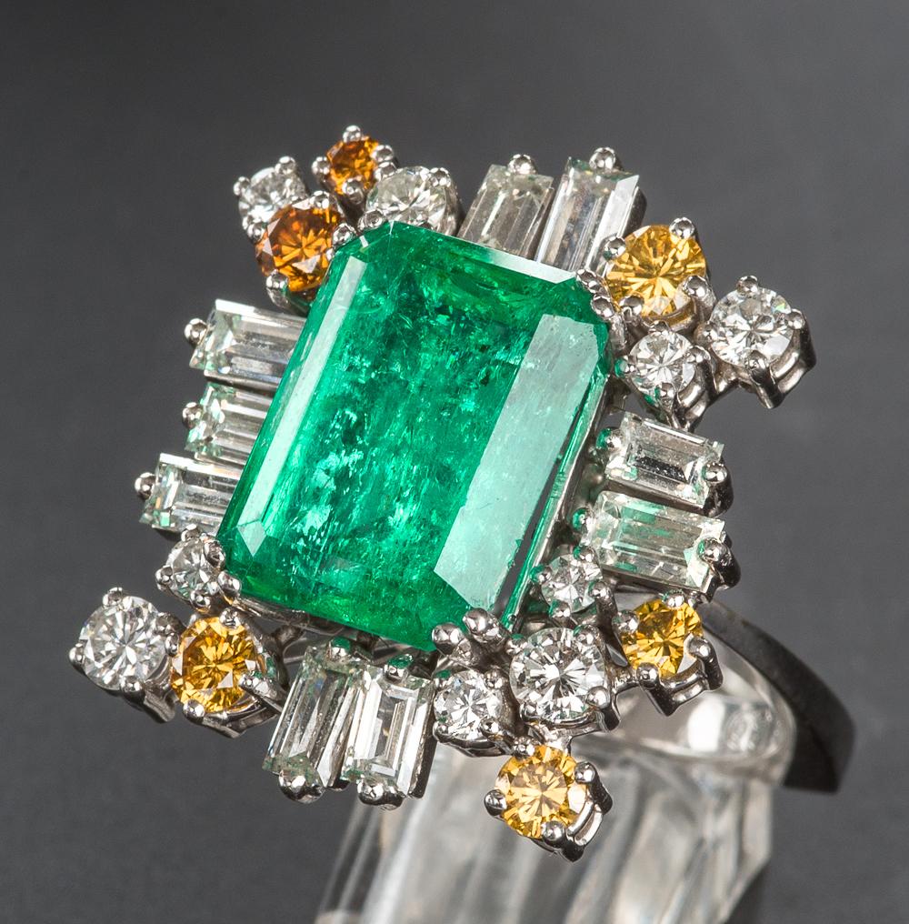 Artist Unique Cocktail Ring 8 Carat Colombian Emerald and 24 Diamonds in 18k Gold 1970s