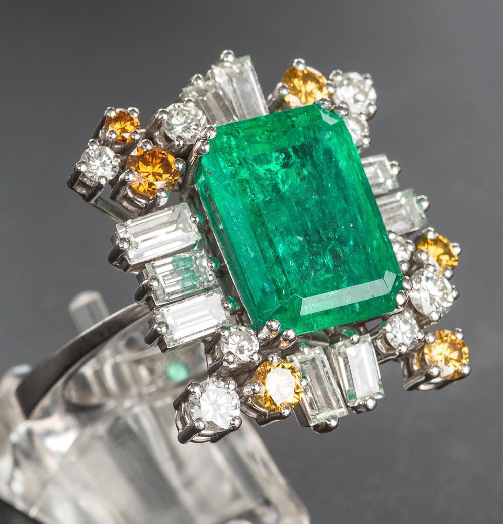 Unique Cocktail Ring 8 Carat Colombian Emerald and 24 Diamonds in 18k Gold 1970s In Good Condition In Hamburg, DE