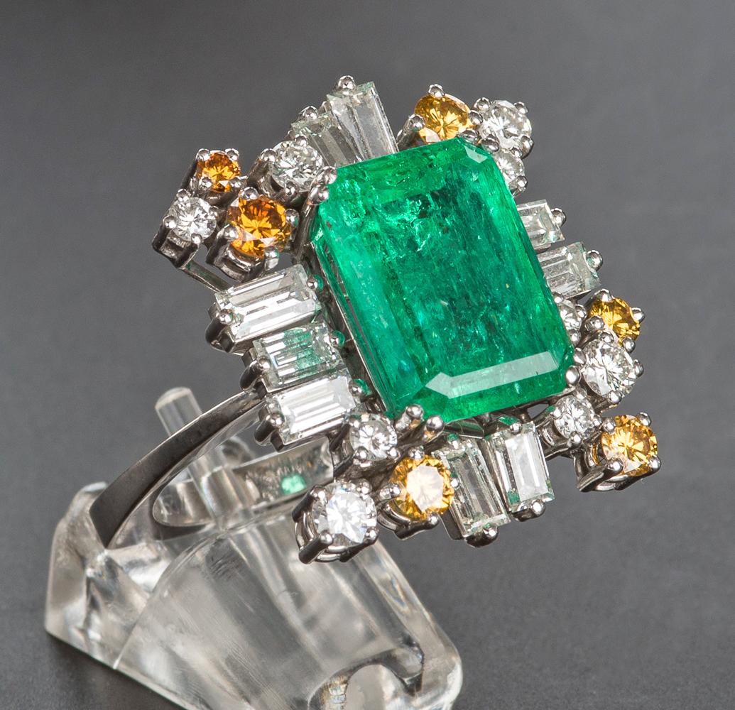Women's Unique Cocktail Ring 8 Carat Colombian Emerald and 24 Diamonds in 18k Gold 1970s