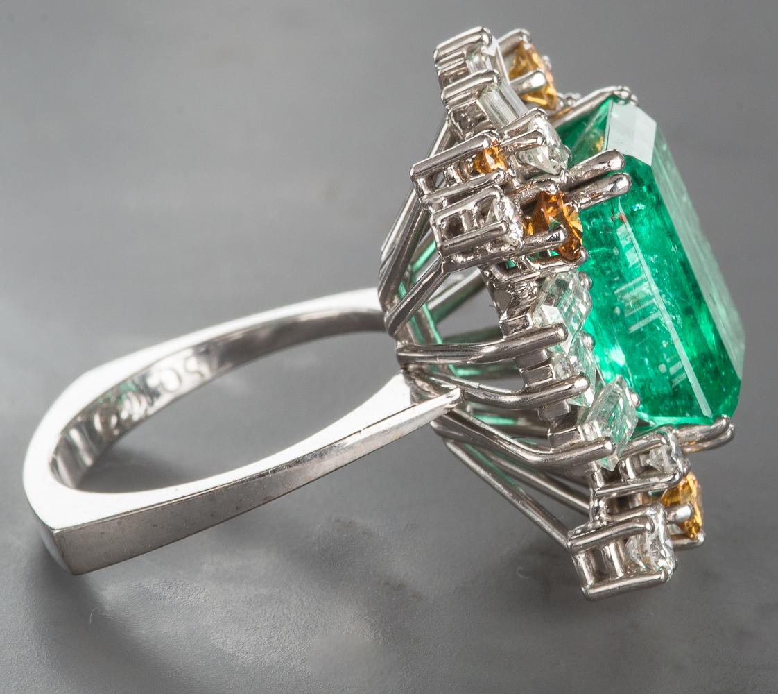 Unique Cocktail Ring 8 Carat Colombian Emerald and 24 Diamonds in 18k Gold 1970s 2