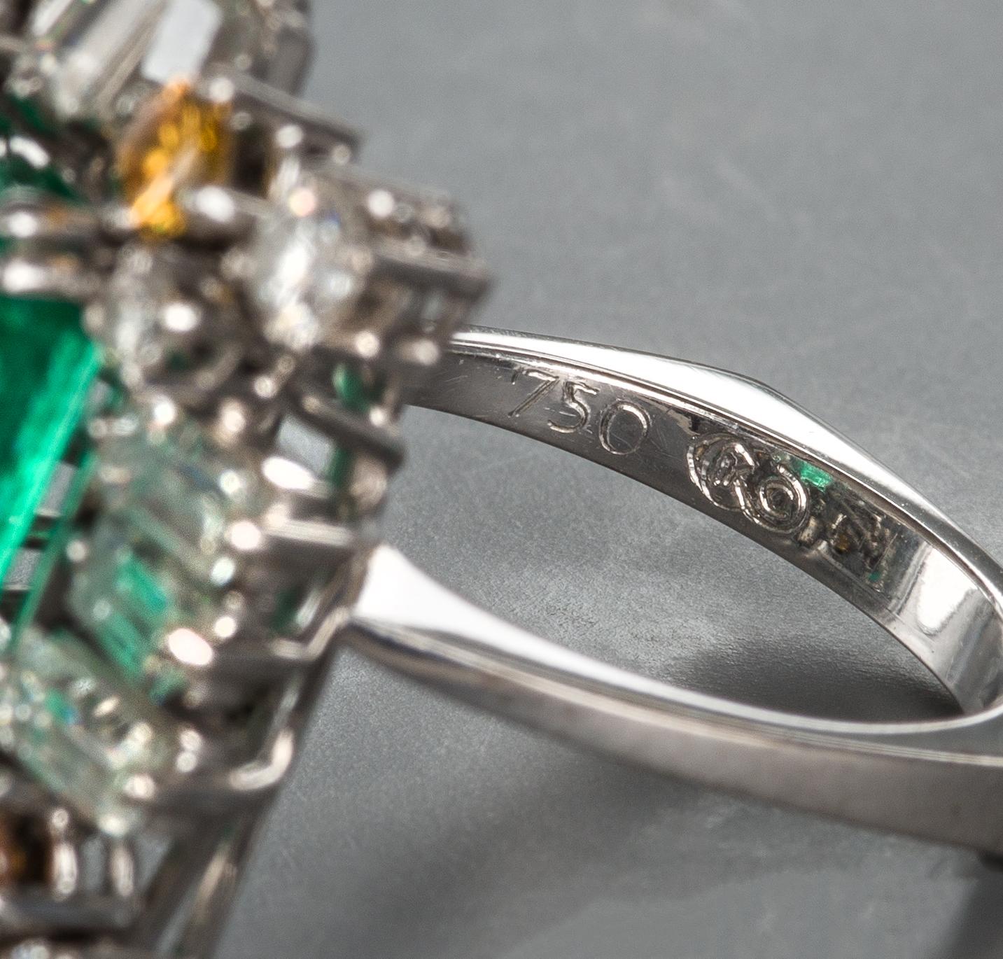 Unique Cocktail Ring 8 Carat Colombian Emerald and 24 Diamonds in 18k Gold 1970s 4