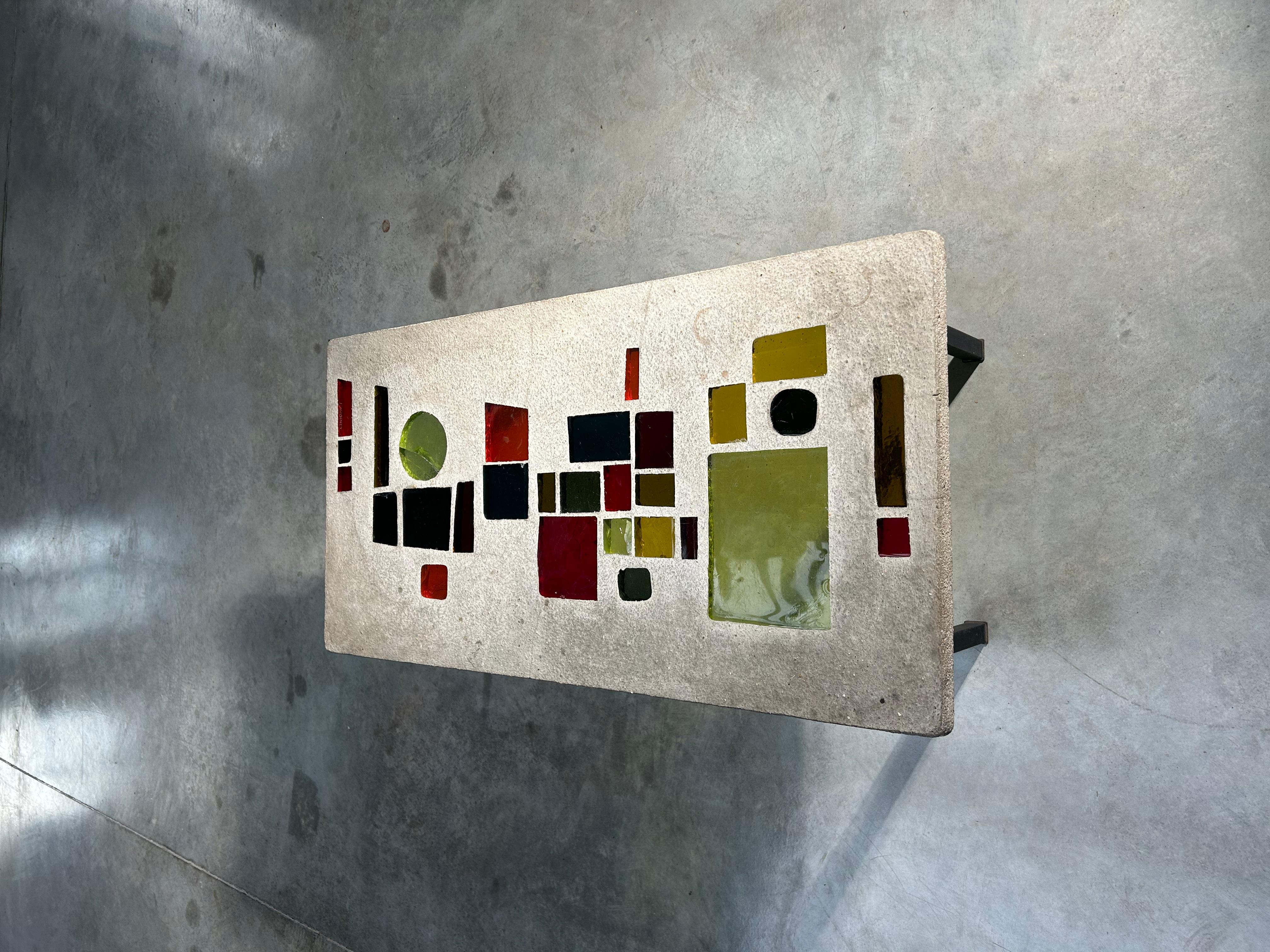 Einzigartiger Couchtisch von Jacques Avoinet. 
Hergestellt aus Beton und Glas.
Signiert J.Avoinet auf dem Glas des Deckels. 
Handgeweiht in Frankreich um 1960.