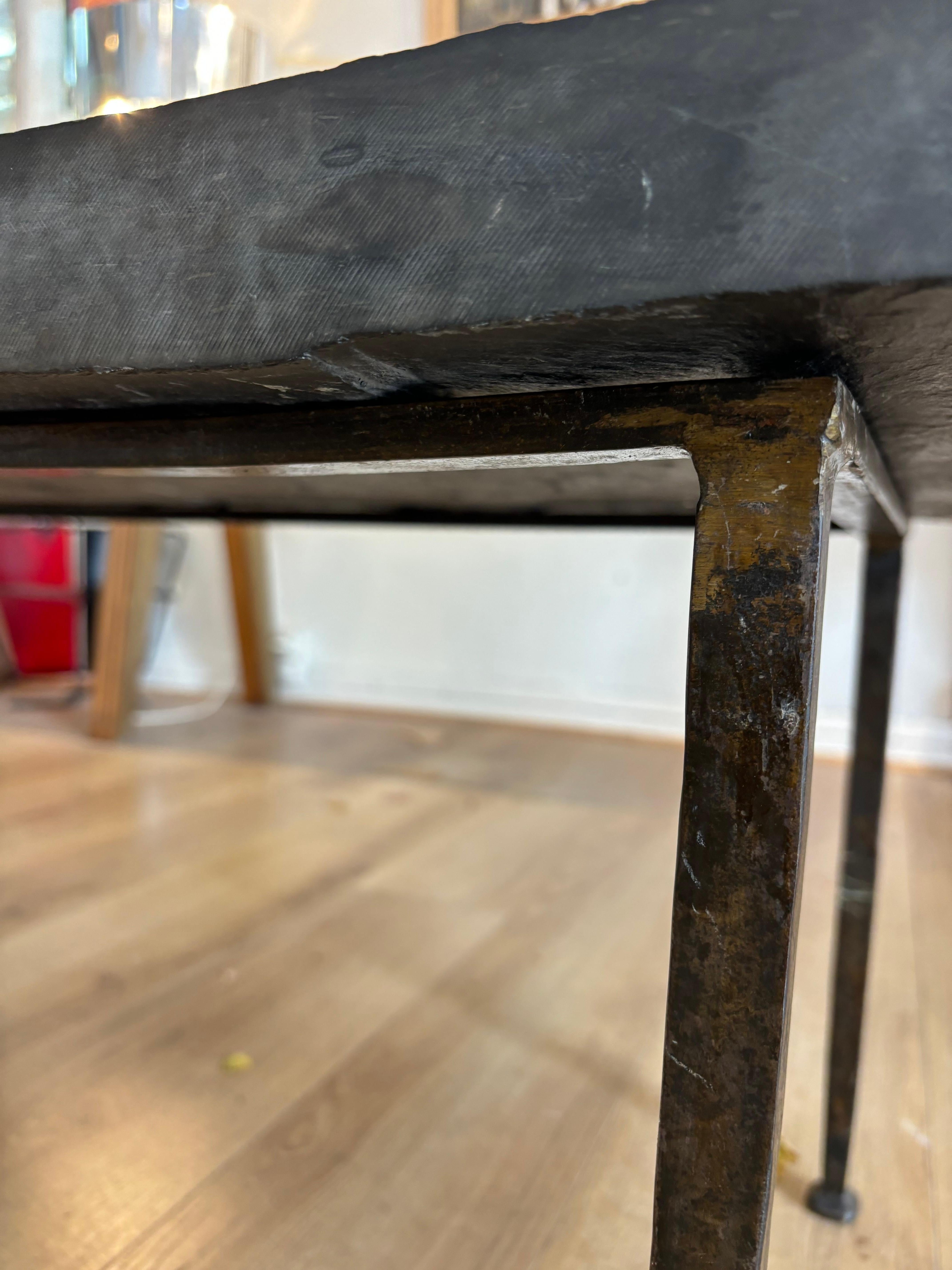 Rarissime table basse par Pierre Machefer, signée. 
Très peu de production de la part de ce grand artisan français. 