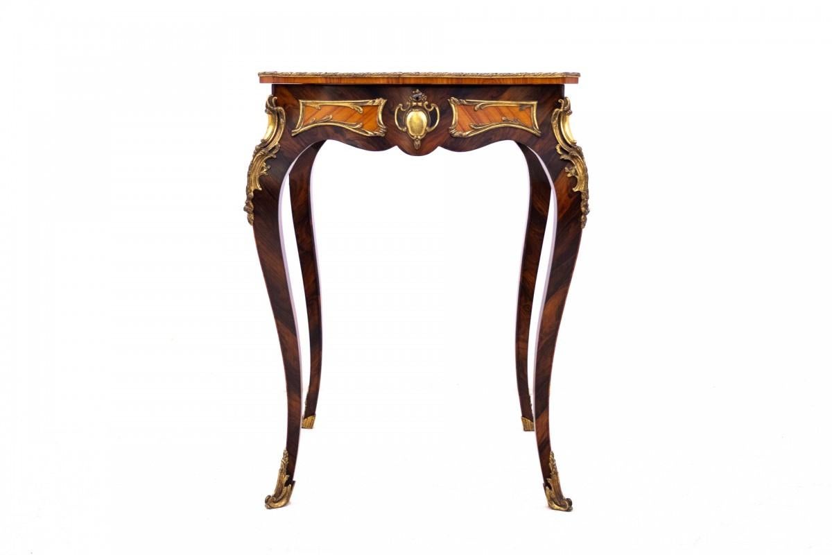 Unique coffee table, France, circa 1880.

Very good condition.

Wood: walnut

Dimensions: height: 77 cm, width: 44 cm, depth: 33 cm