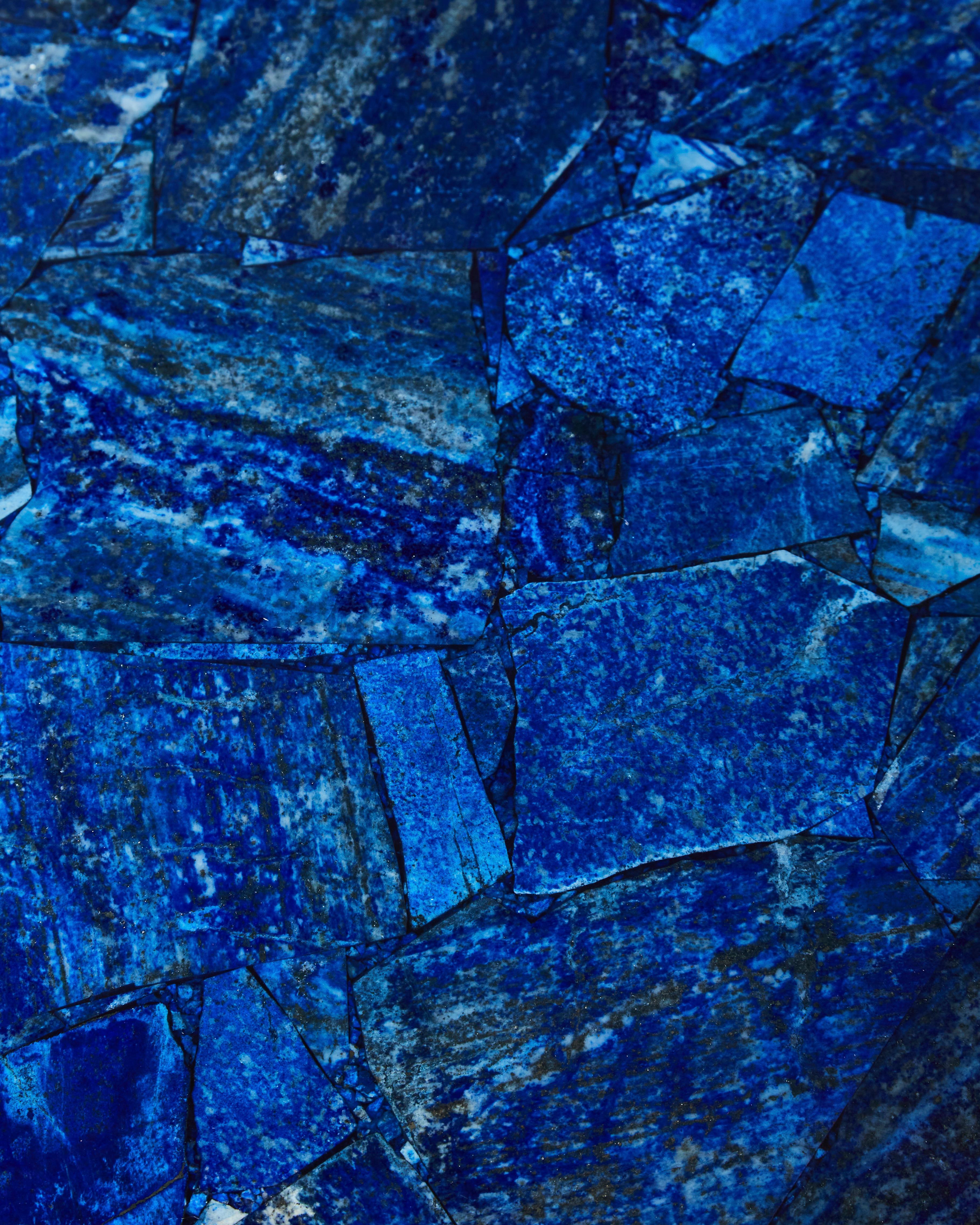 Einzigartiger Couchtisch in Lapis Lazuli von Studio Glustin (Französisch) im Angebot