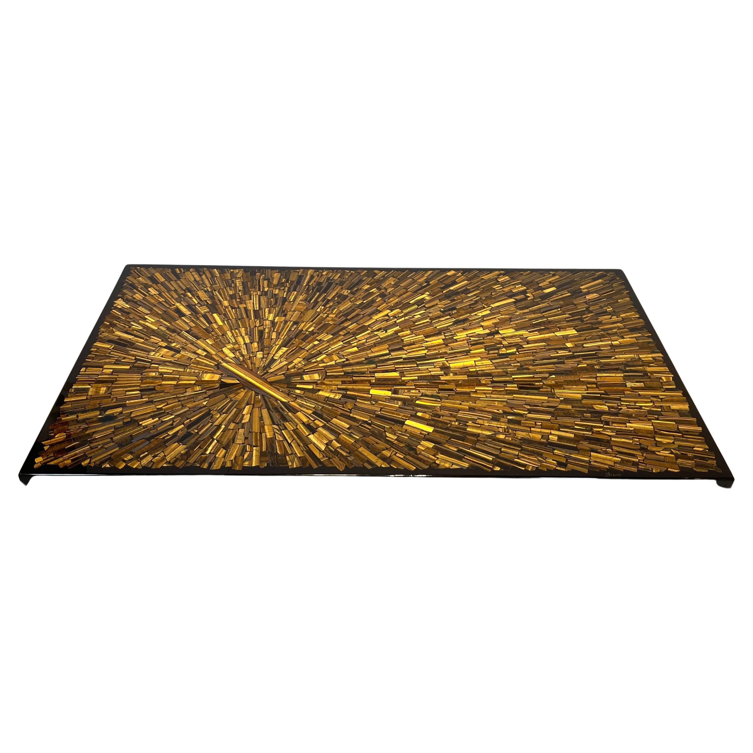 Jean Claude Dresse, mesa de centro, resina y ojos de tigre, Bélgica, 1970. 

Esta singular mesa de centro de Dresse perteneció a una colección privada belga de Bruselas. Este ejemplar está hecho a medida y es de tamaño normal (mide 142 cm), que es