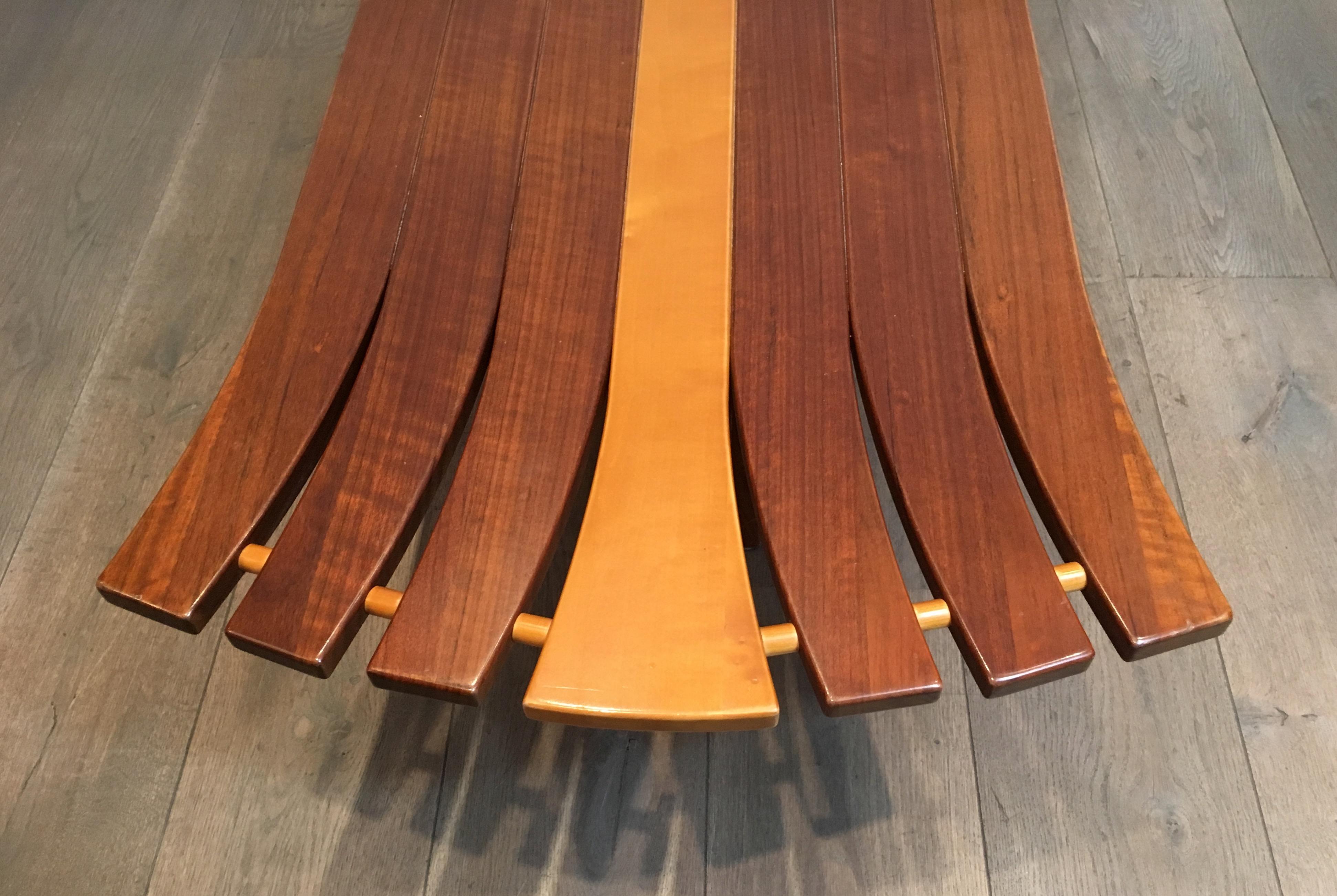 Table basse unique composée d'un plateau en bois épais de forme libre soutenu par des bras en laiton en vente 2