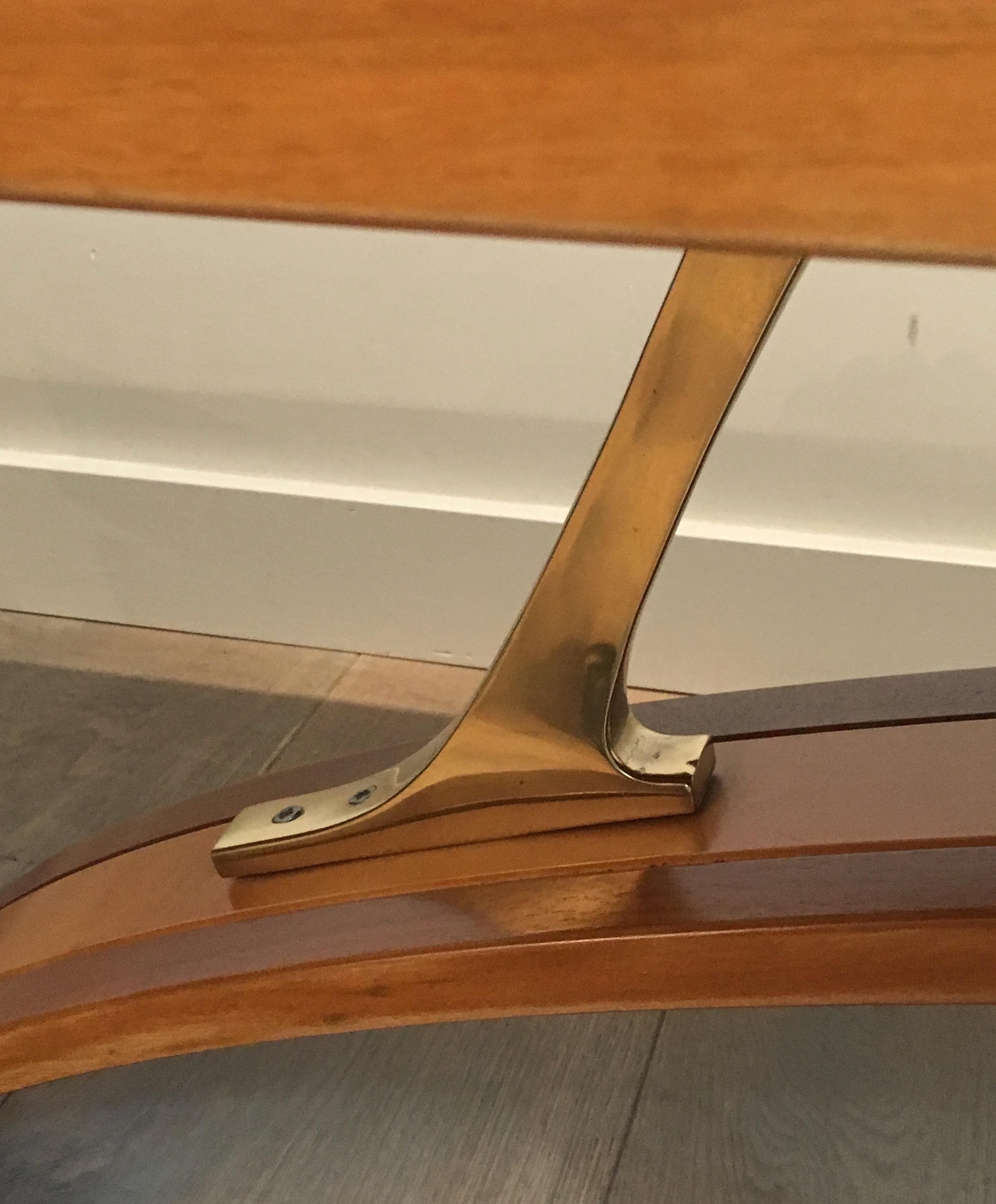 Table basse unique composée d'un plateau en bois épais de forme libre soutenu par des bras en laiton en vente 7