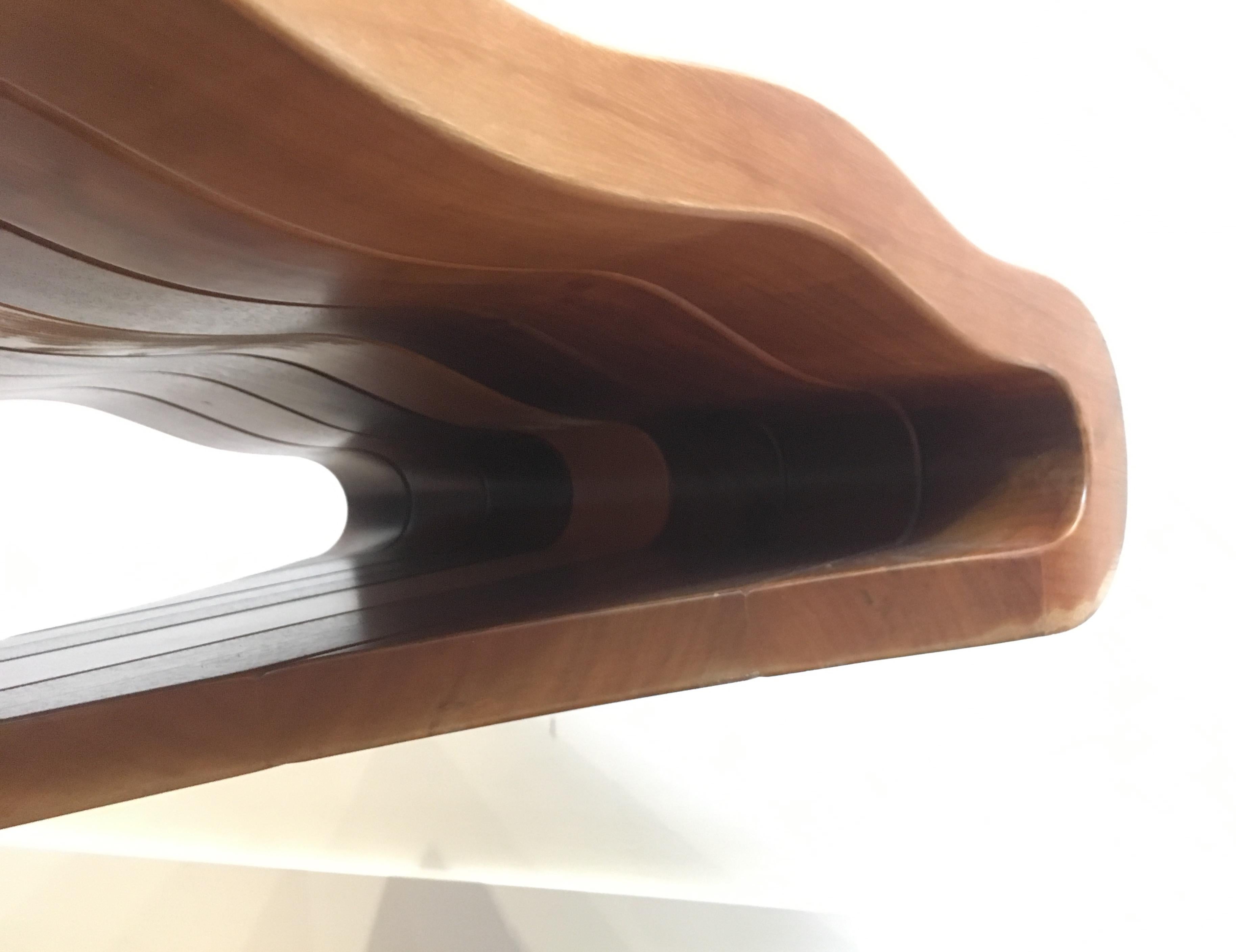 Table basse unique composée d'un plateau en bois épais de forme libre soutenu par des bras en laiton en vente 10