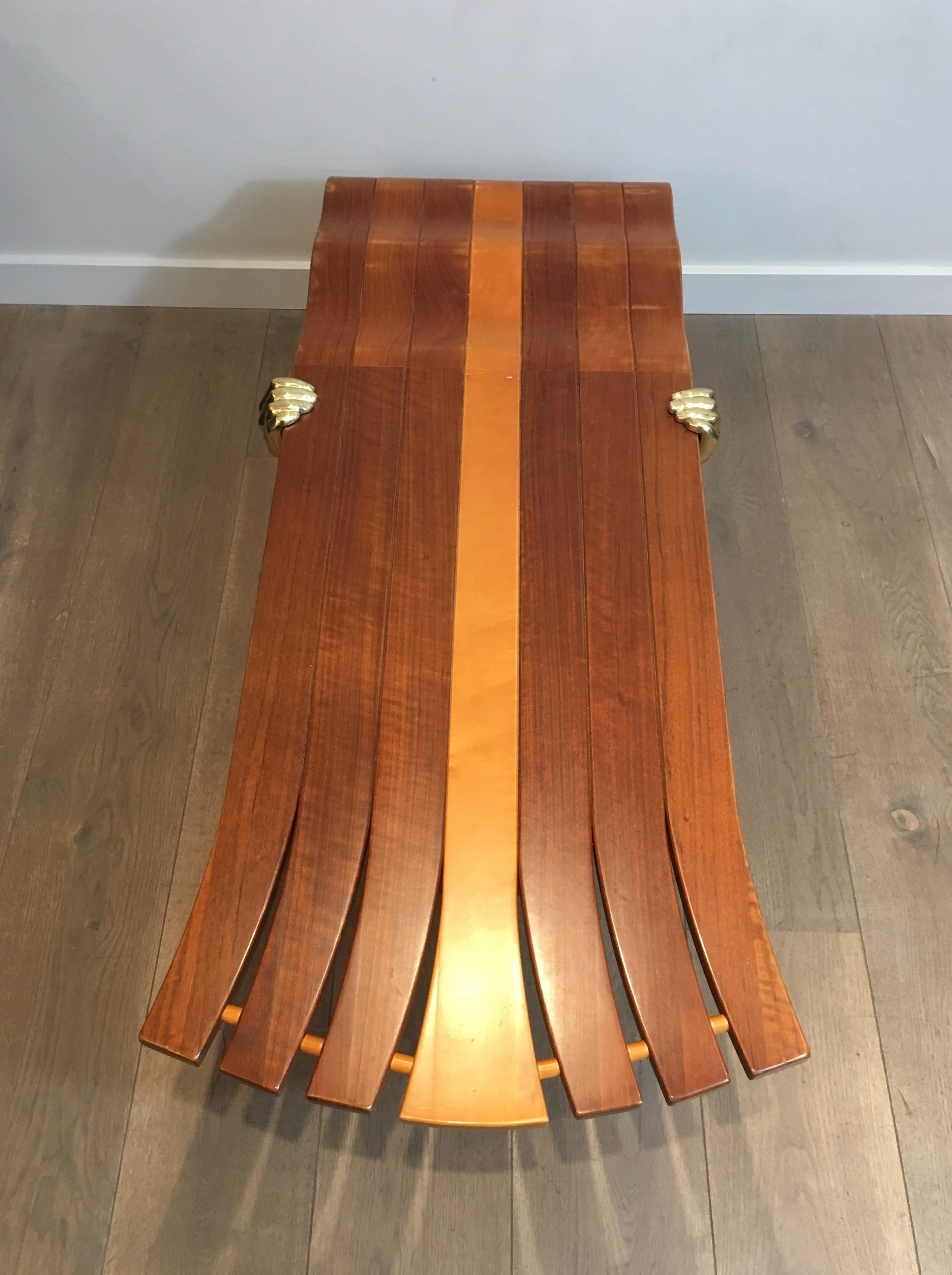 Table basse unique composée d'un plateau en bois épais de forme libre soutenu par des bras en laiton en vente 11