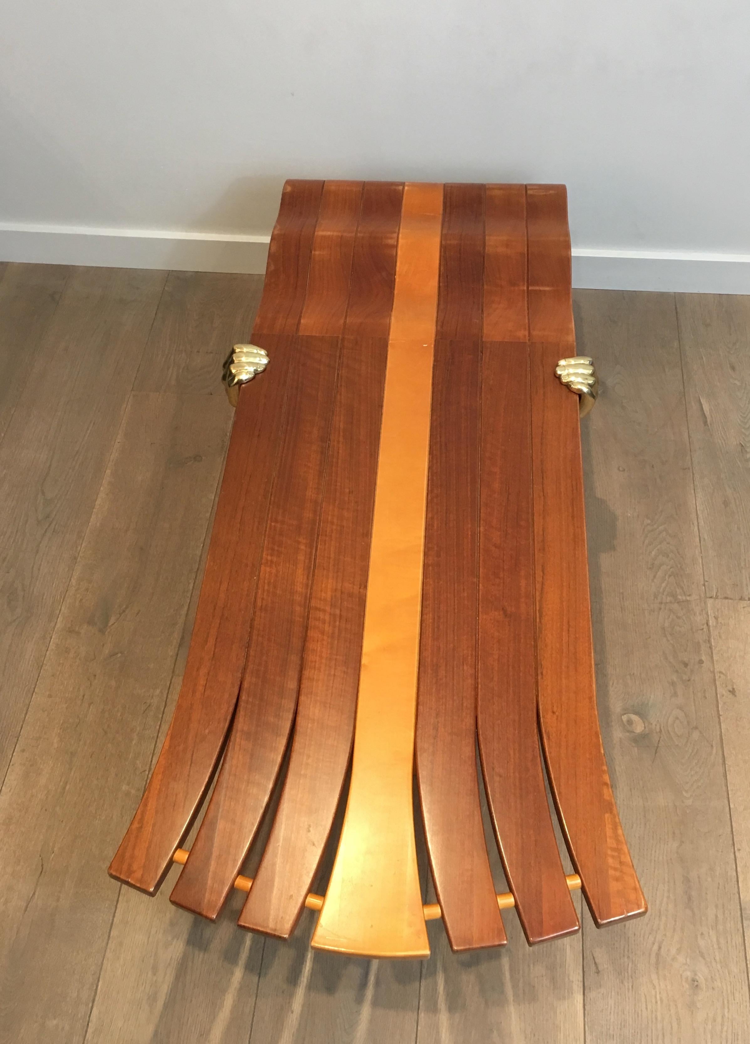 Mid-Century Modern Table basse unique composée d'un plateau en bois épais de forme libre soutenu par des bras en laiton en vente