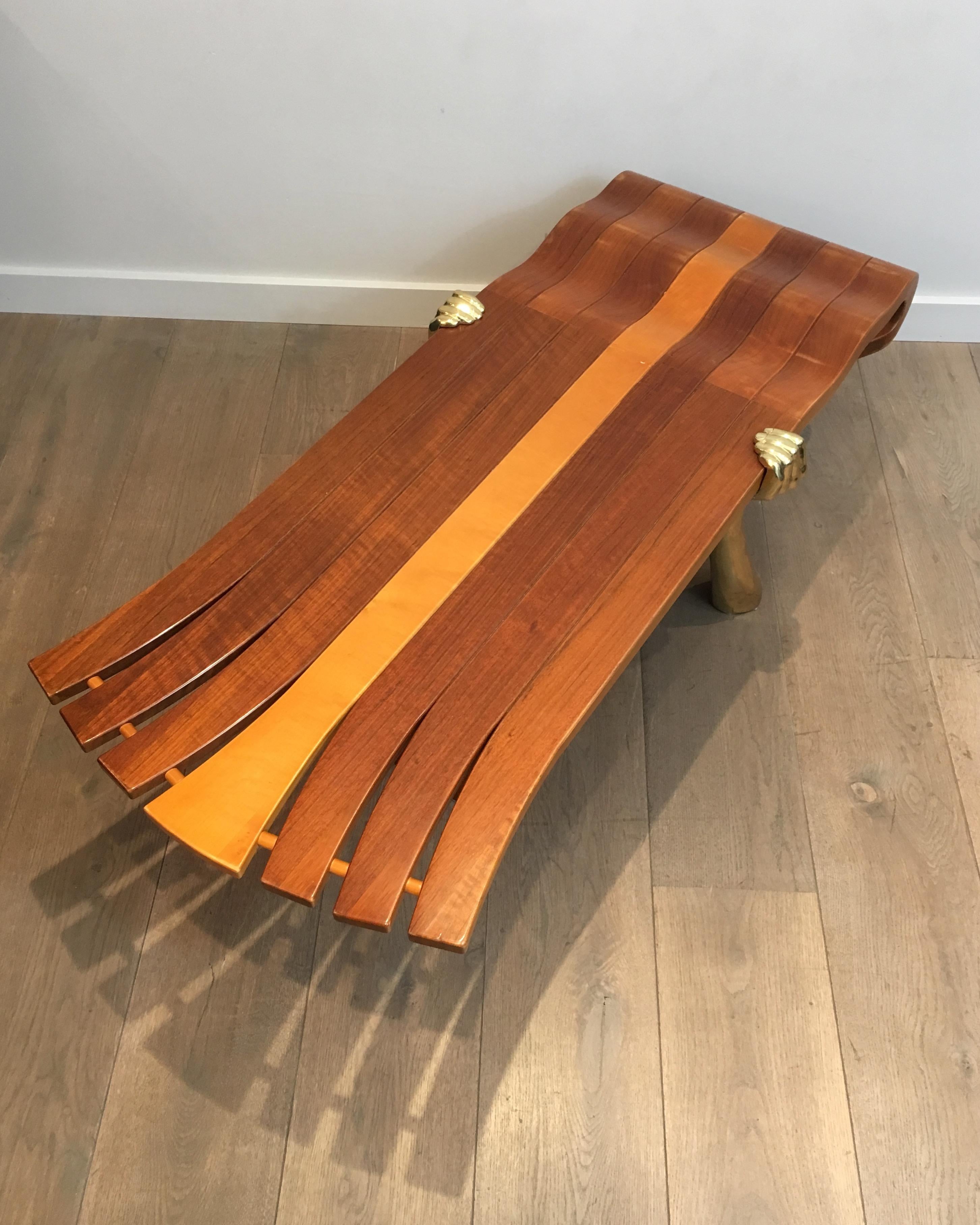 Table basse unique composée d'un plateau en bois épais de forme libre soutenu par des bras en laiton en vente 1