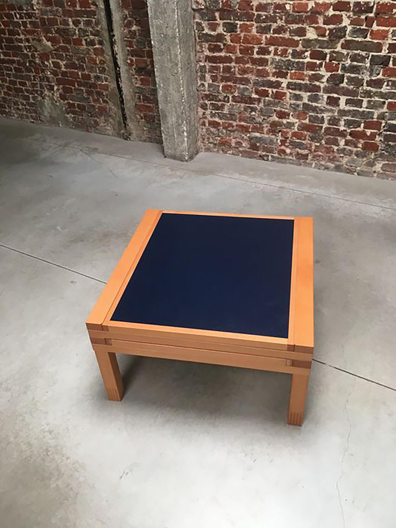 Unique coffee table manufactured by Bellato and designed by Bernard Vuarnesson. Since the 1980s.
The table offers many possibilities, as it has four sliding drawers that can also be turned, making them white or blue. You can also place them next to