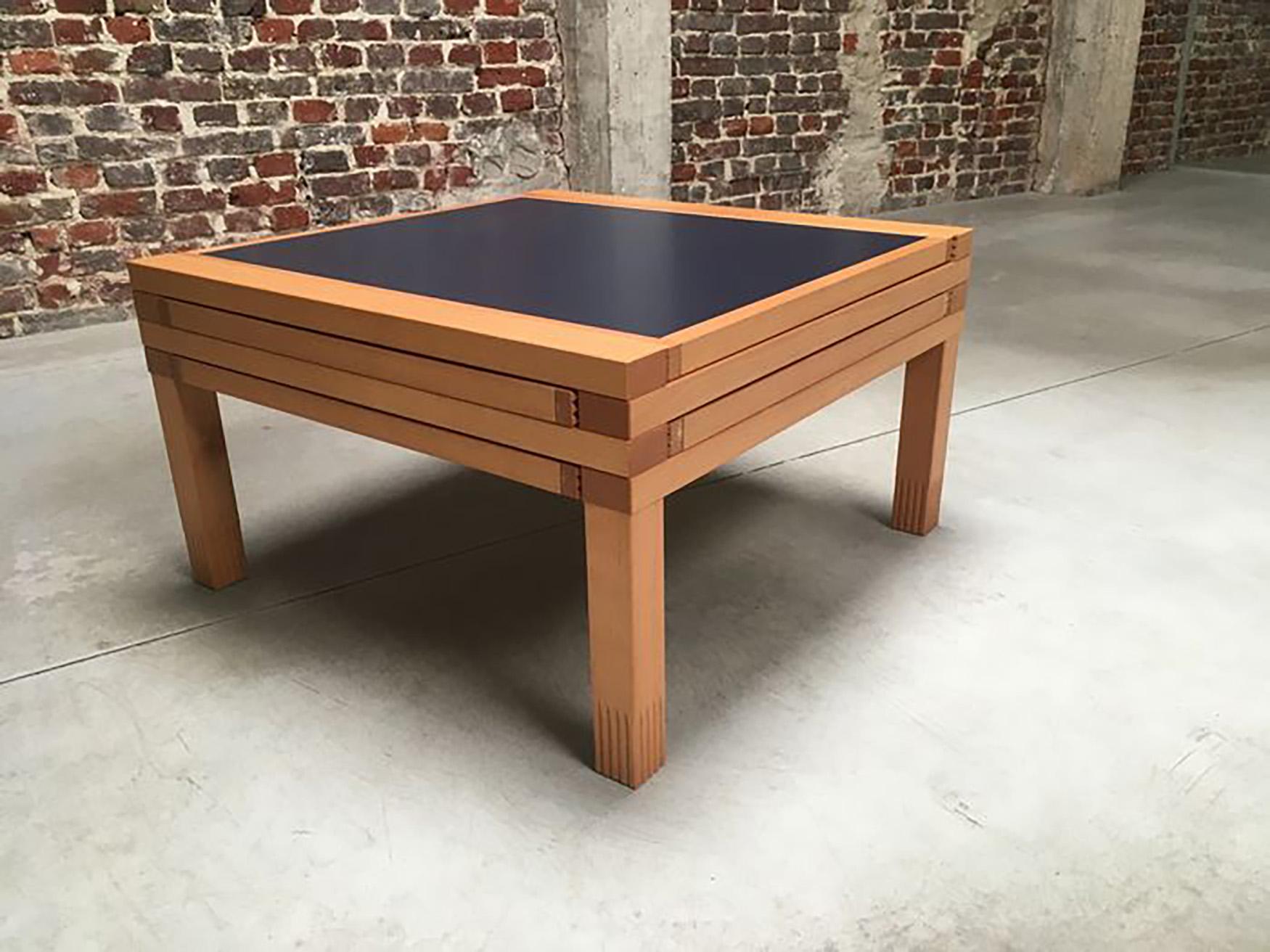 Français Table basse unique fabriquée par Bellato et conçue par Bernard Vuarnesson