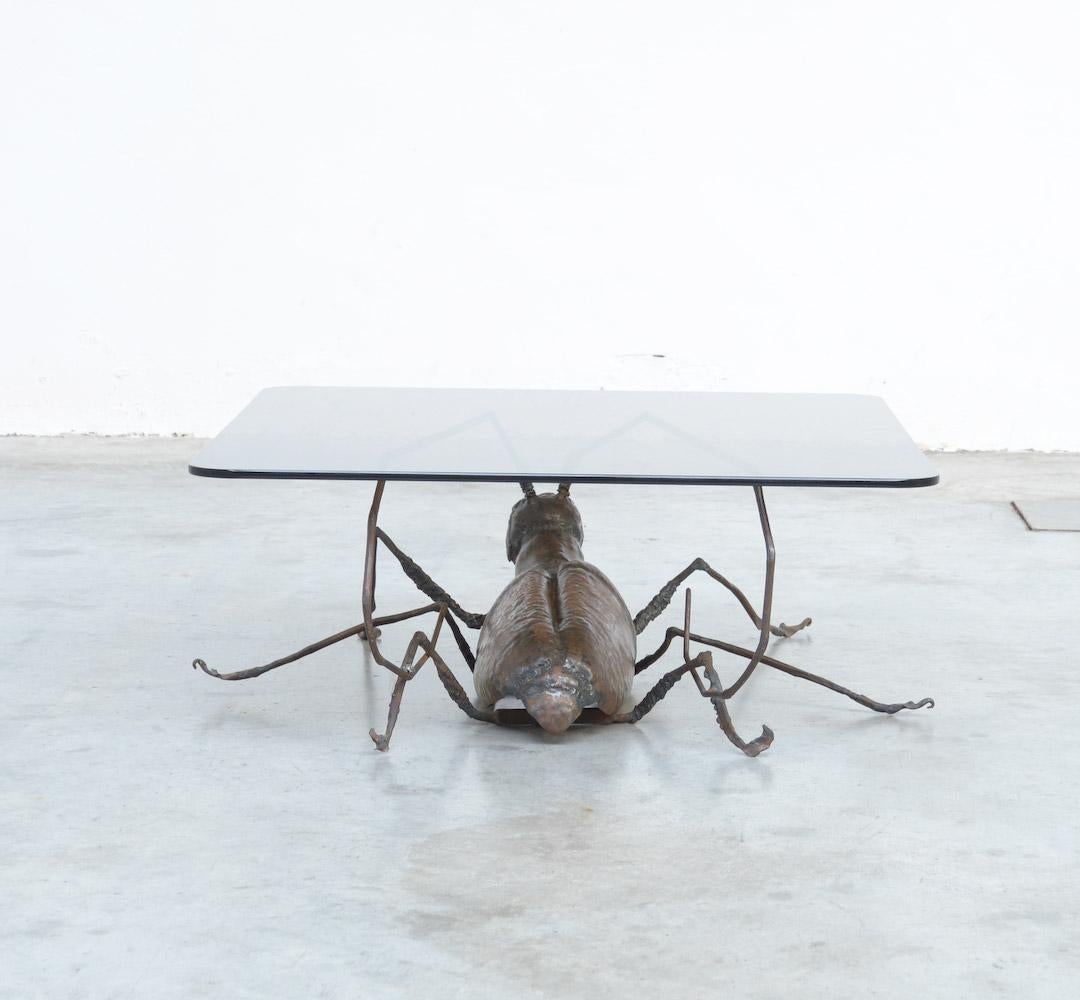 Table basse unique avec une base en métal sculptée à la main en forme de criquet Bon état - En vente à Vlimmeren, BE