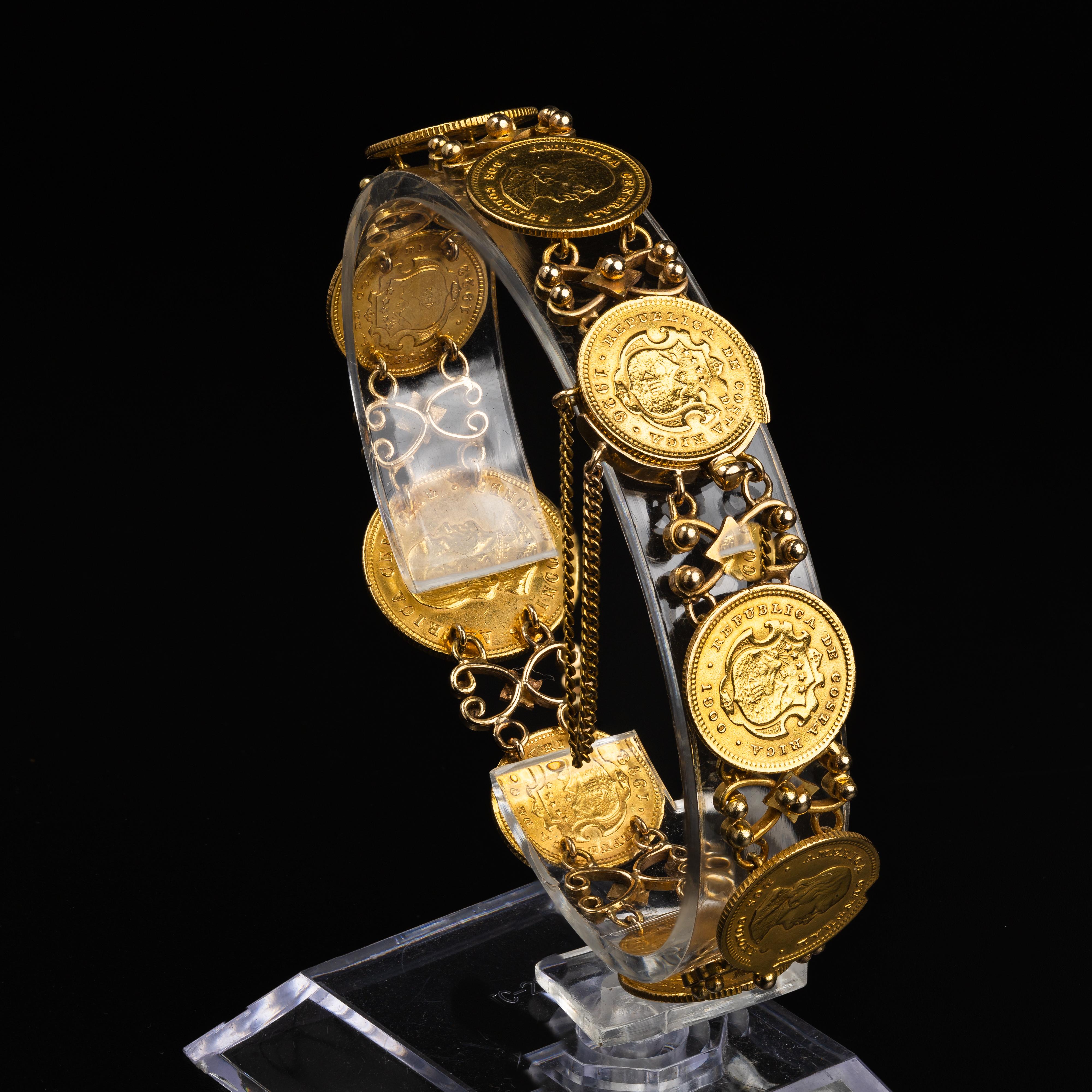 MATERIAL : 90% de pièces d'or pur, bracelet 18k partie du bracelet
Poids : 26.24 grammes
Longueur : 7 - 7.25 pouces
Dimensions : petites pièces 13,96 mm, pièce centrale 17,78 mm
Pièces de monnaie du Costa Rica 900 or
Plus grosse pièce 1899