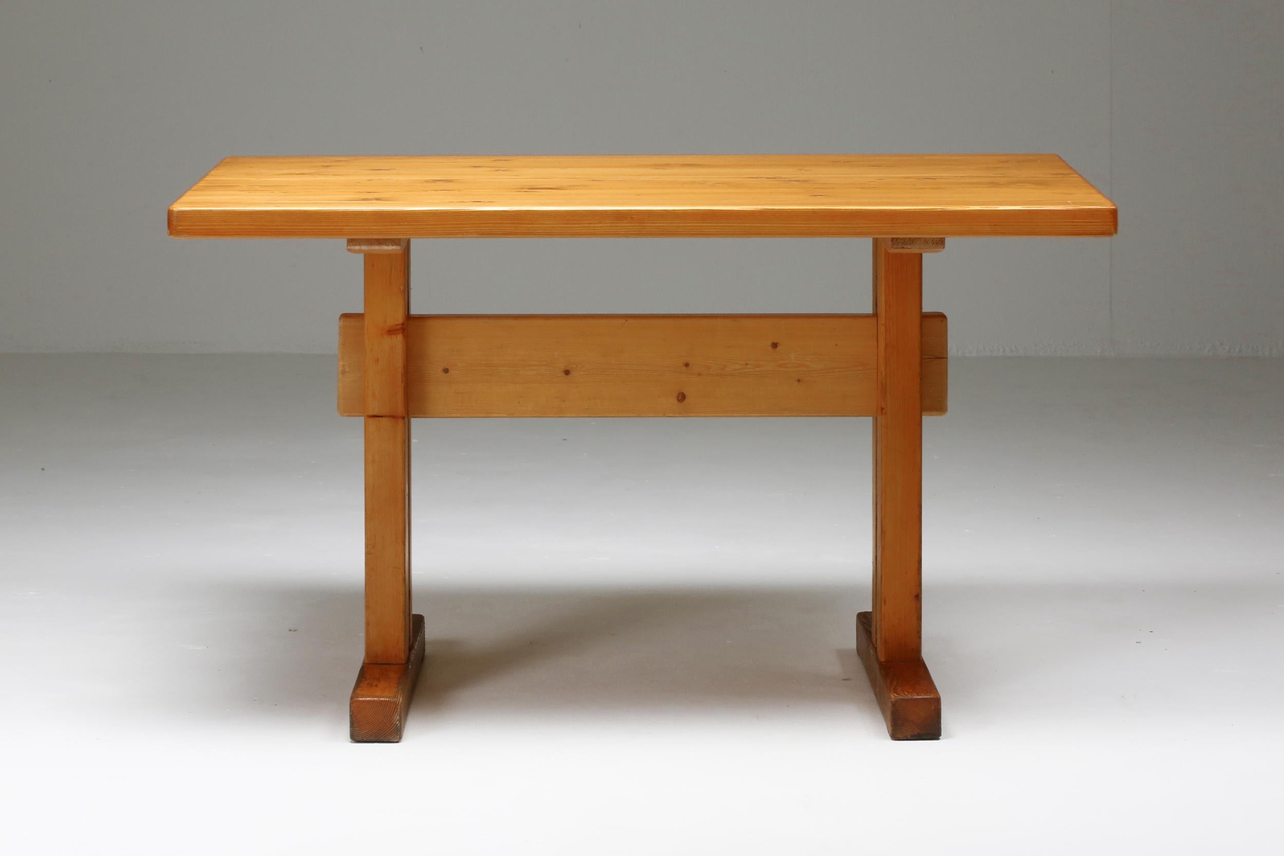 Tables en pin perriand, modernisme français en vente 2