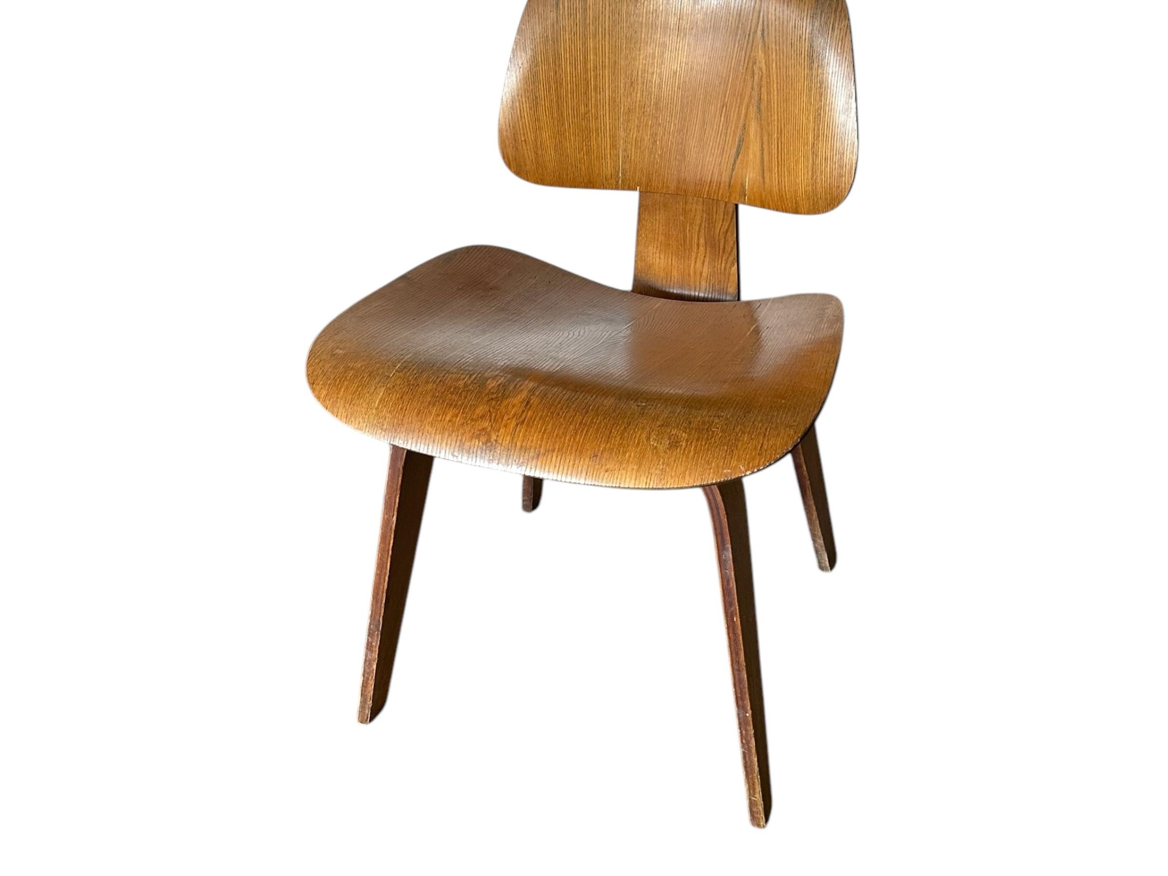 Set di sedie da pranzo in legno modellato Eames da collezione unico di Herman Miller in vendita 3
