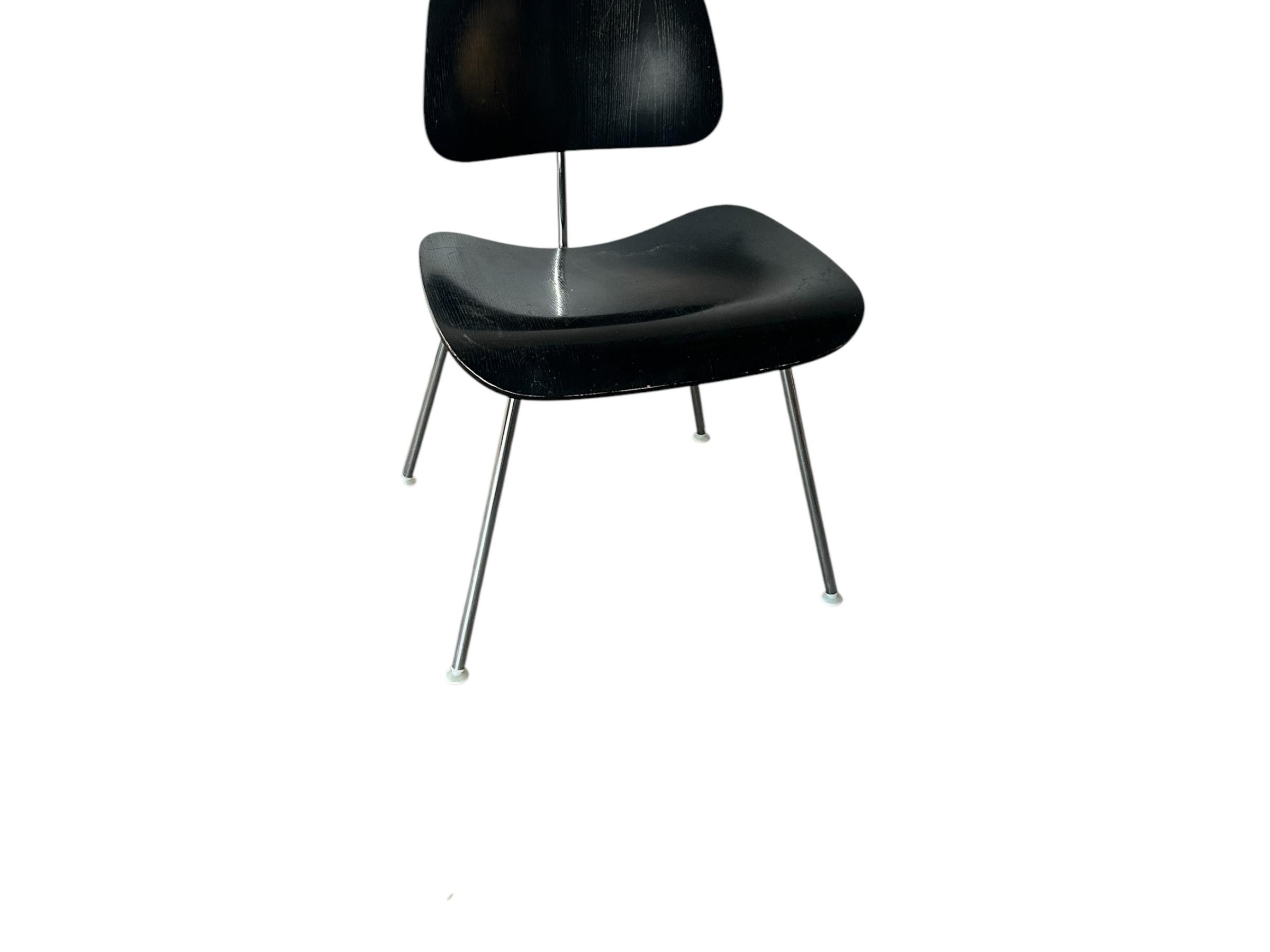 Set di sedie da pranzo in legno modellato Eames da collezione unico di Herman Miller in vendita 4
