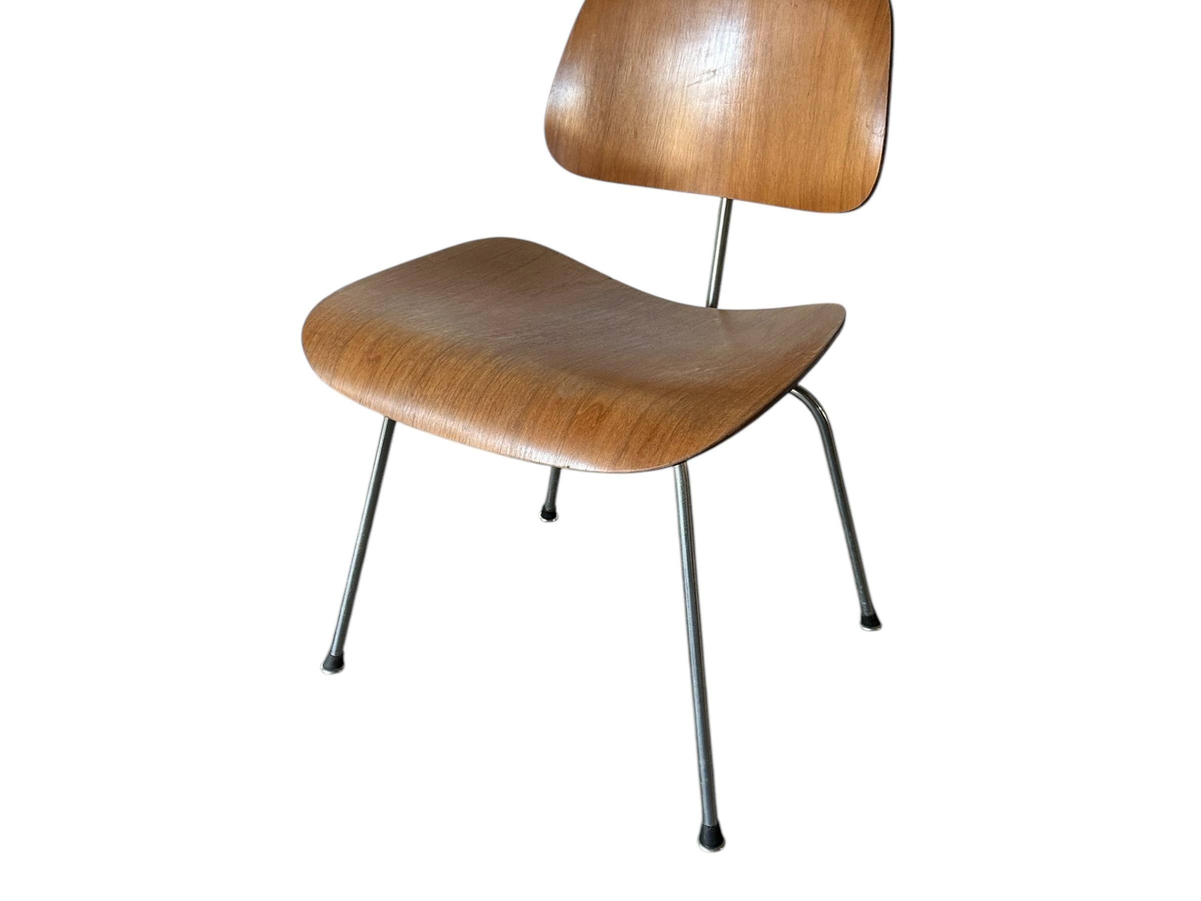 Set di sedie da pranzo in legno modellato Eames da collezione unico di Herman Miller in vendita 6