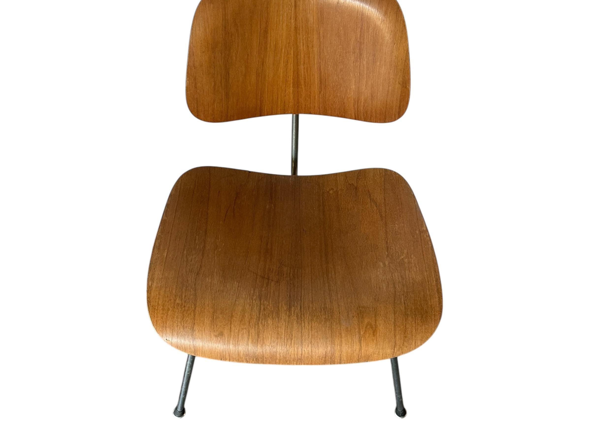 Set di sedie da pranzo in legno modellato Eames da collezione unico di Herman Miller in vendita 11