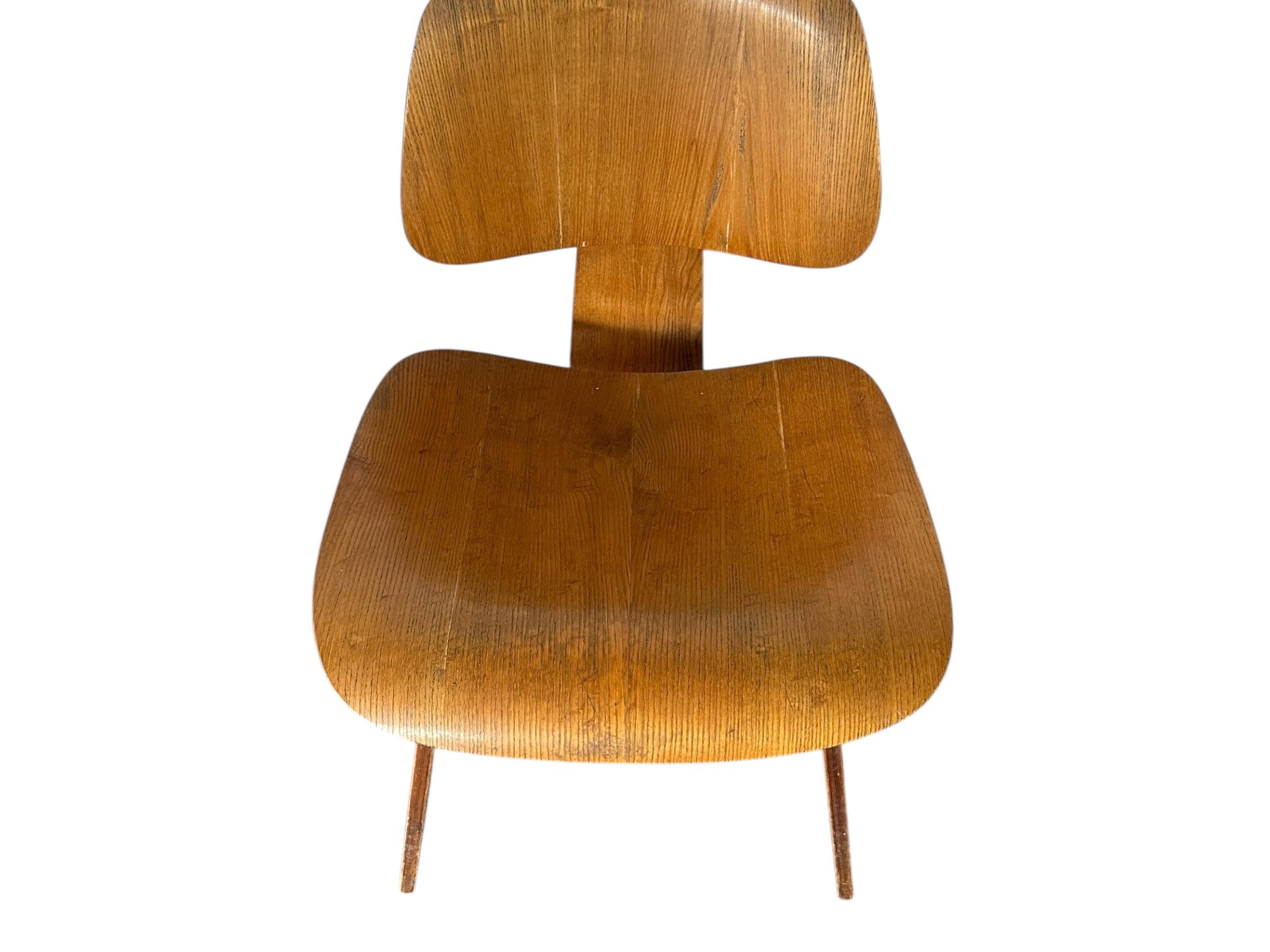 Set di sedie da pranzo in legno modellato Eames da collezione unico di Herman Miller in vendita 12