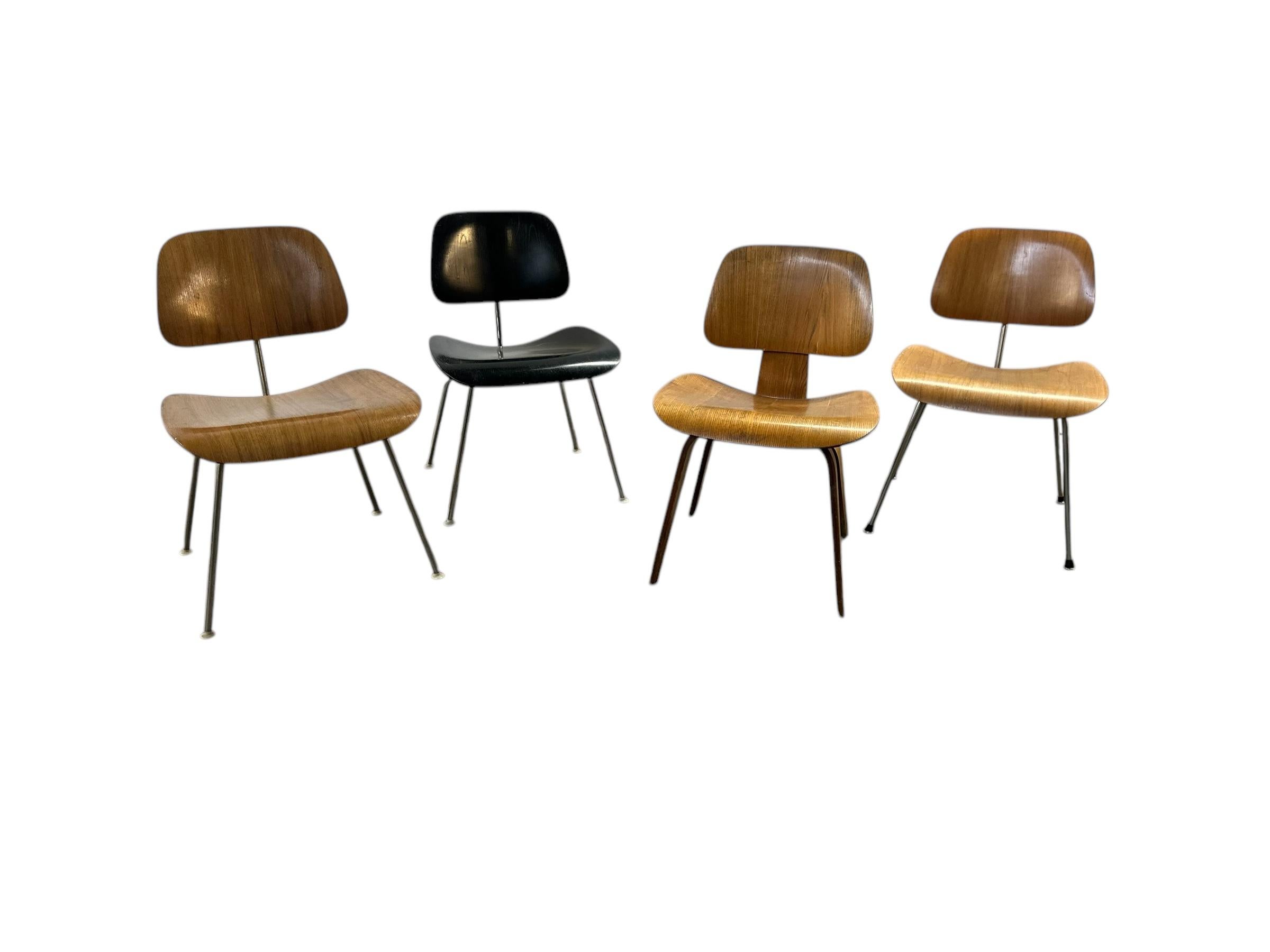 Un set speciale e unico di sedie da pranzo Eames di Herman Miller. Composizione vintage con diverse finiture (frassino, noce, nero anilina) e modelli DCM e DCW. Tutti garantiti come autentica produzione Herman Miller. Queste sedie mostrano la loro