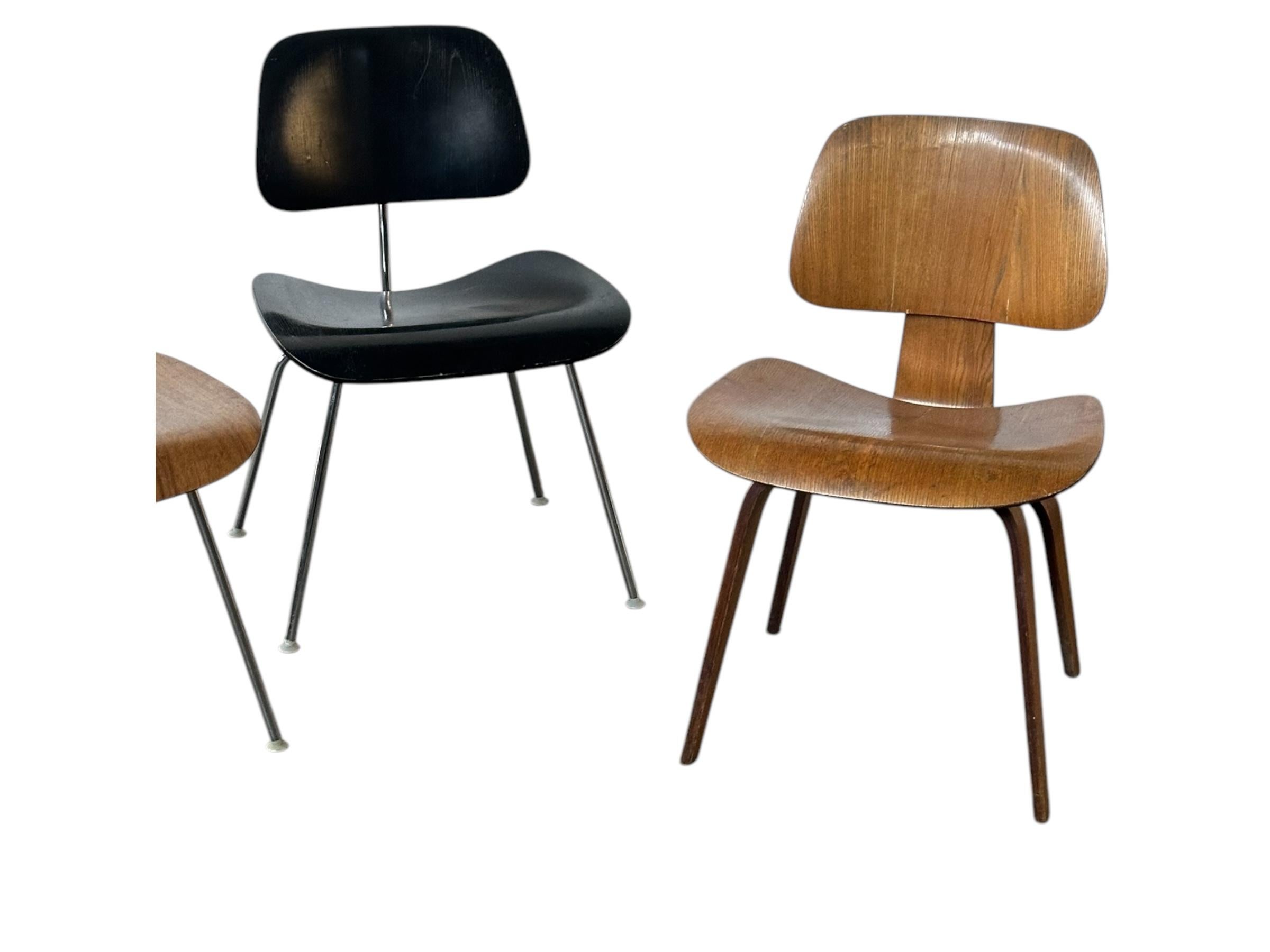 Set di sedie da pranzo in legno modellato Eames da collezione unico di Herman Miller In condizioni discrete in vendita a Brooklyn, NY