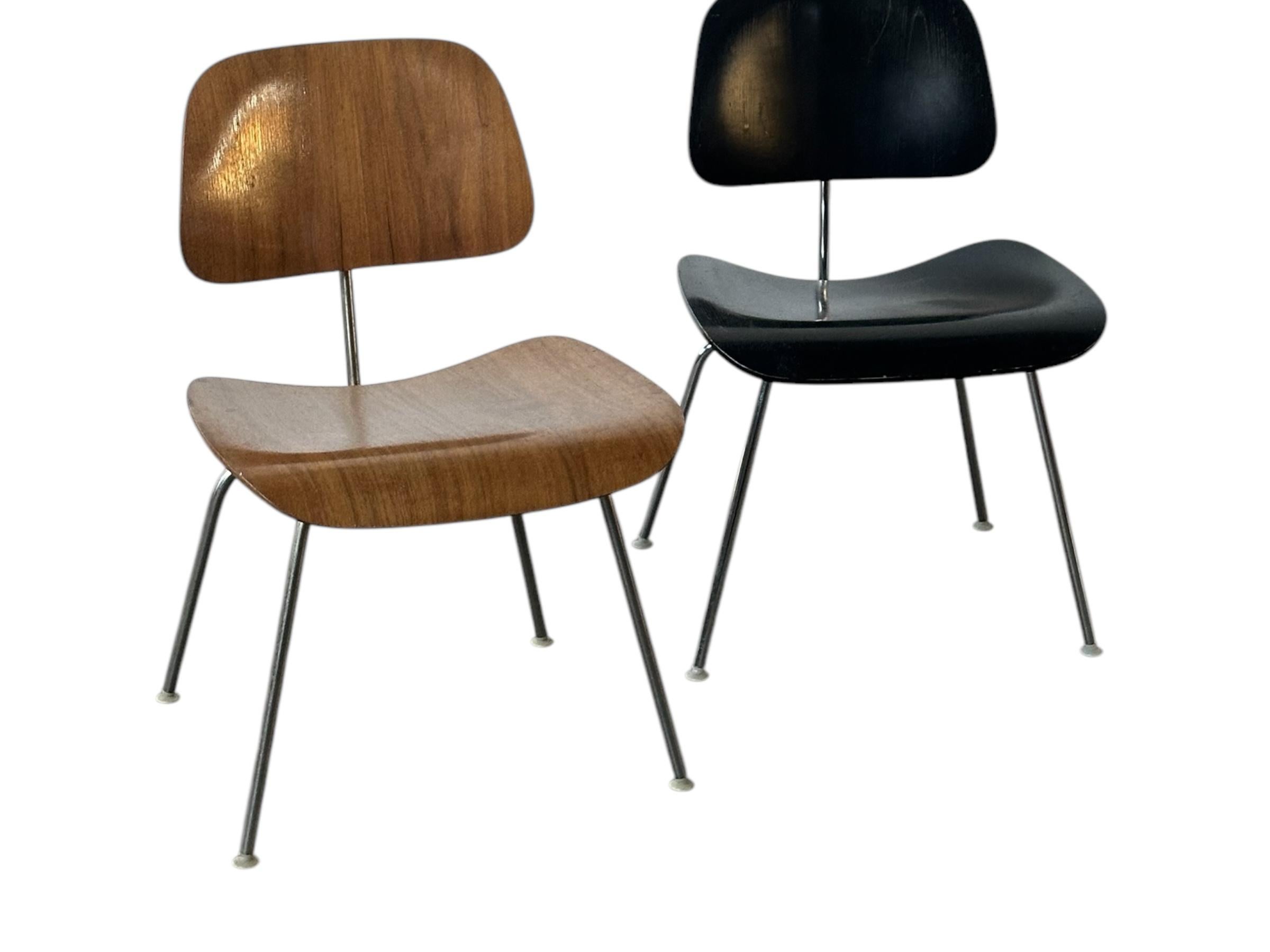 XX secolo Set di sedie da pranzo in legno modellato Eames da collezione unico di Herman Miller in vendita