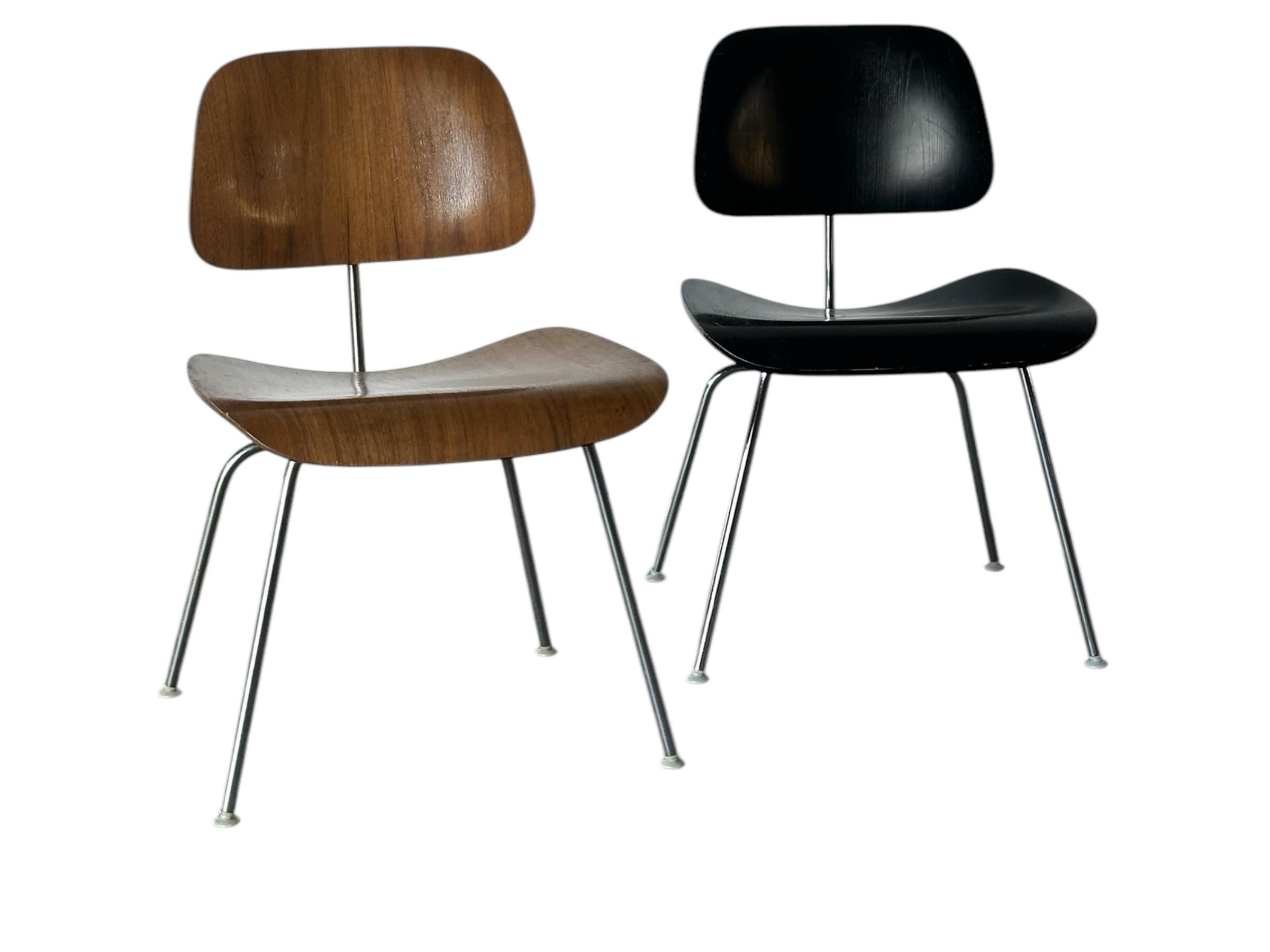 Set di sedie da pranzo in legno modellato Eames da collezione unico di Herman Miller in vendita 2