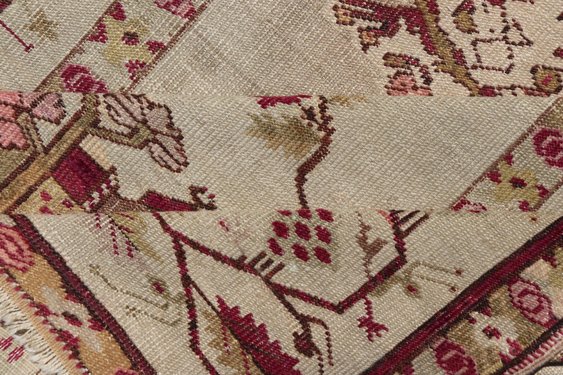 Fin du 19ème siècle, ancien tapis Oushak avec colonnes, chandelier et vase en vente 4