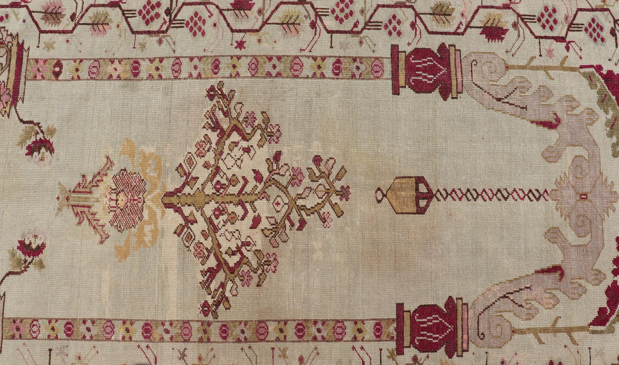 Fin du 19ème siècle, ancien tapis Oushak avec colonnes, chandelier et vase Bon état - En vente à Atlanta, GA