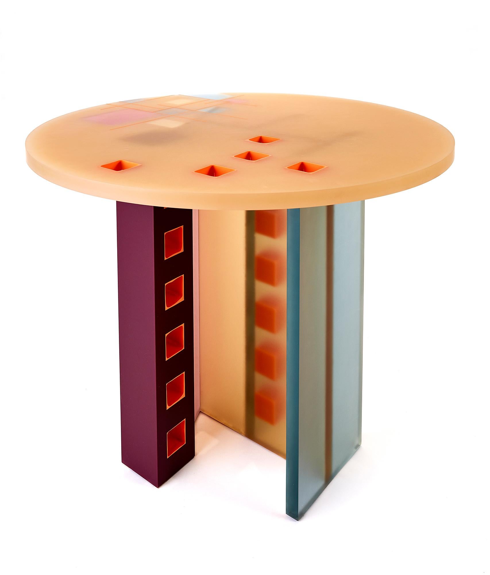 Unser California Table ist ein einzigartiges Möbelstück aus Kunstharz, das durch die Überschneidung der natürlichen und von Menschenhand geschaffenen Schönheit der kalifornischen Landschaft inspiriert ist. Der Tisch besteht aus einer Mischung aus
