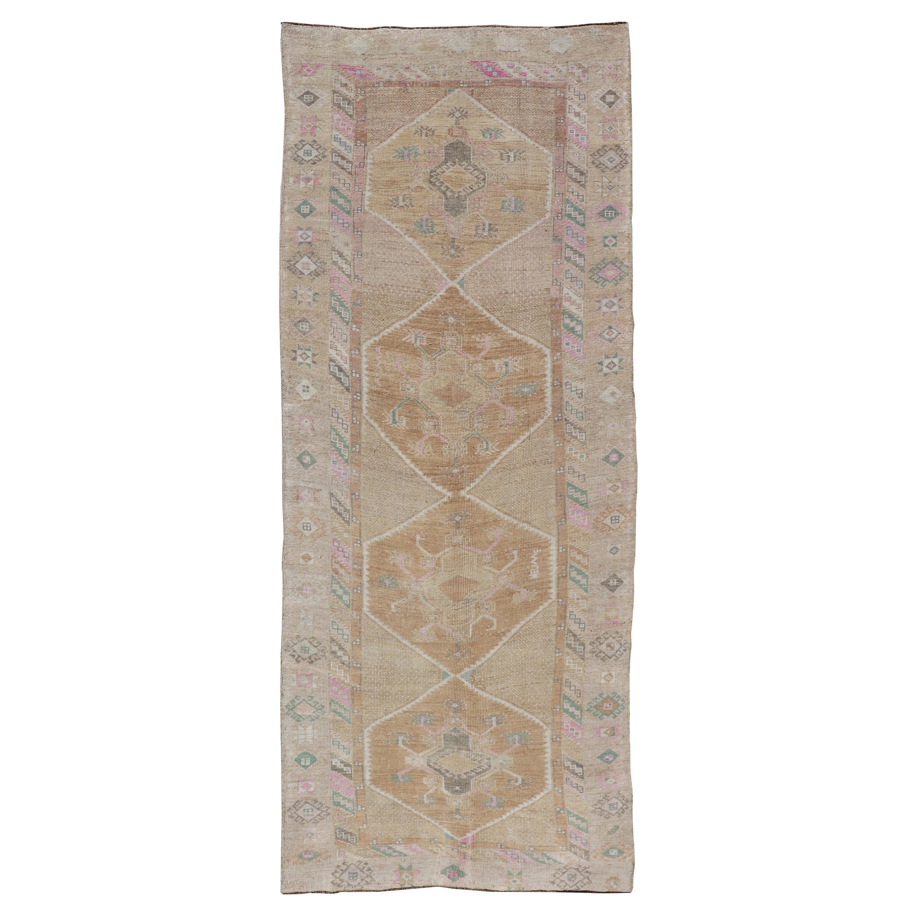 Einzigartiger und farbenfroher türkischer Kars-Läufer mit Stammesmotiven und geometrischen Motiven