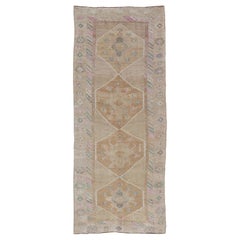 Einzigartiger und farbenfroher türkischer Kars-Läufer mit Stammesmotiven und geometrischen Motiven
