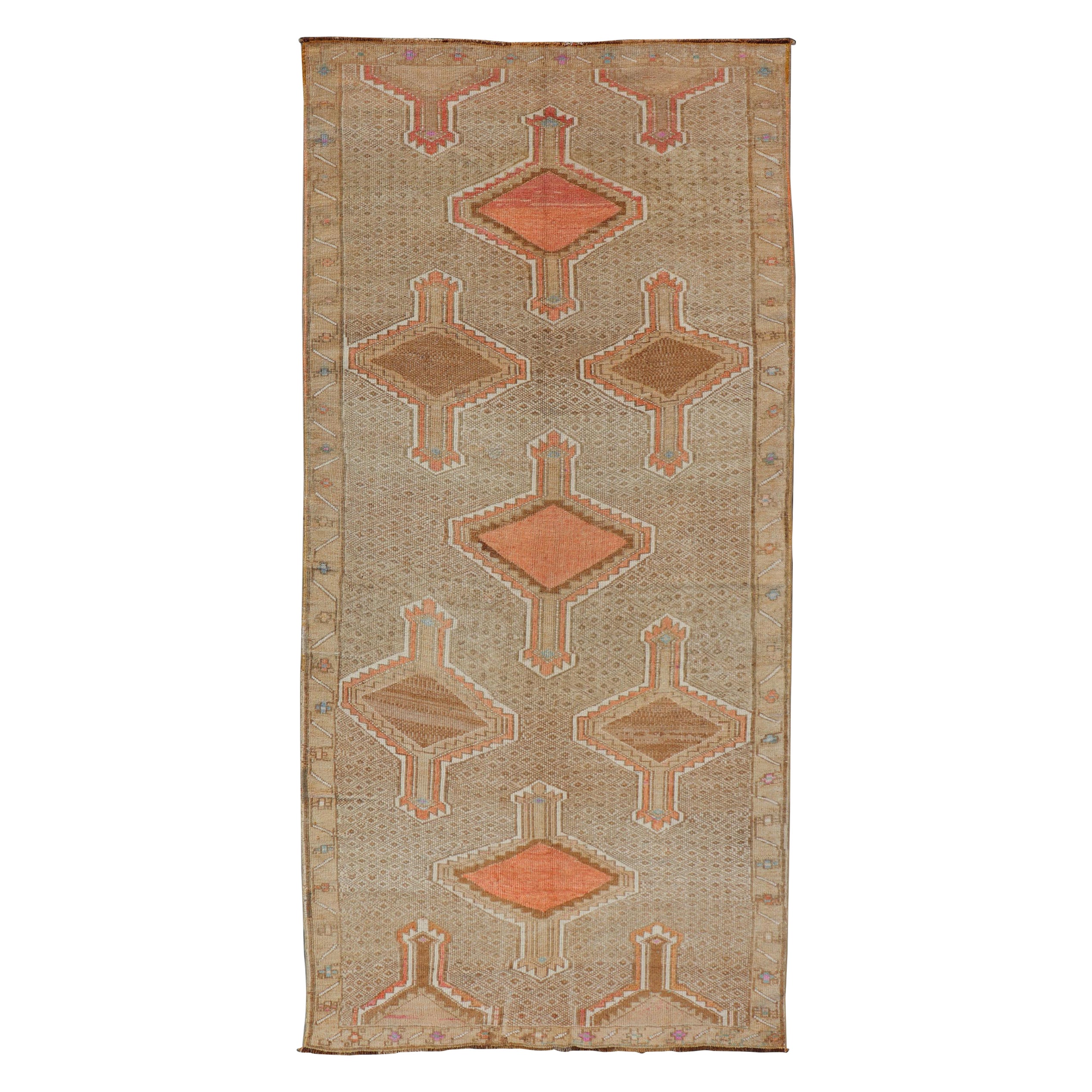 Einzigartiger und farbenfroher türkischer Kars-Läufer mit Stammesmotiven und geometrischen Motiven