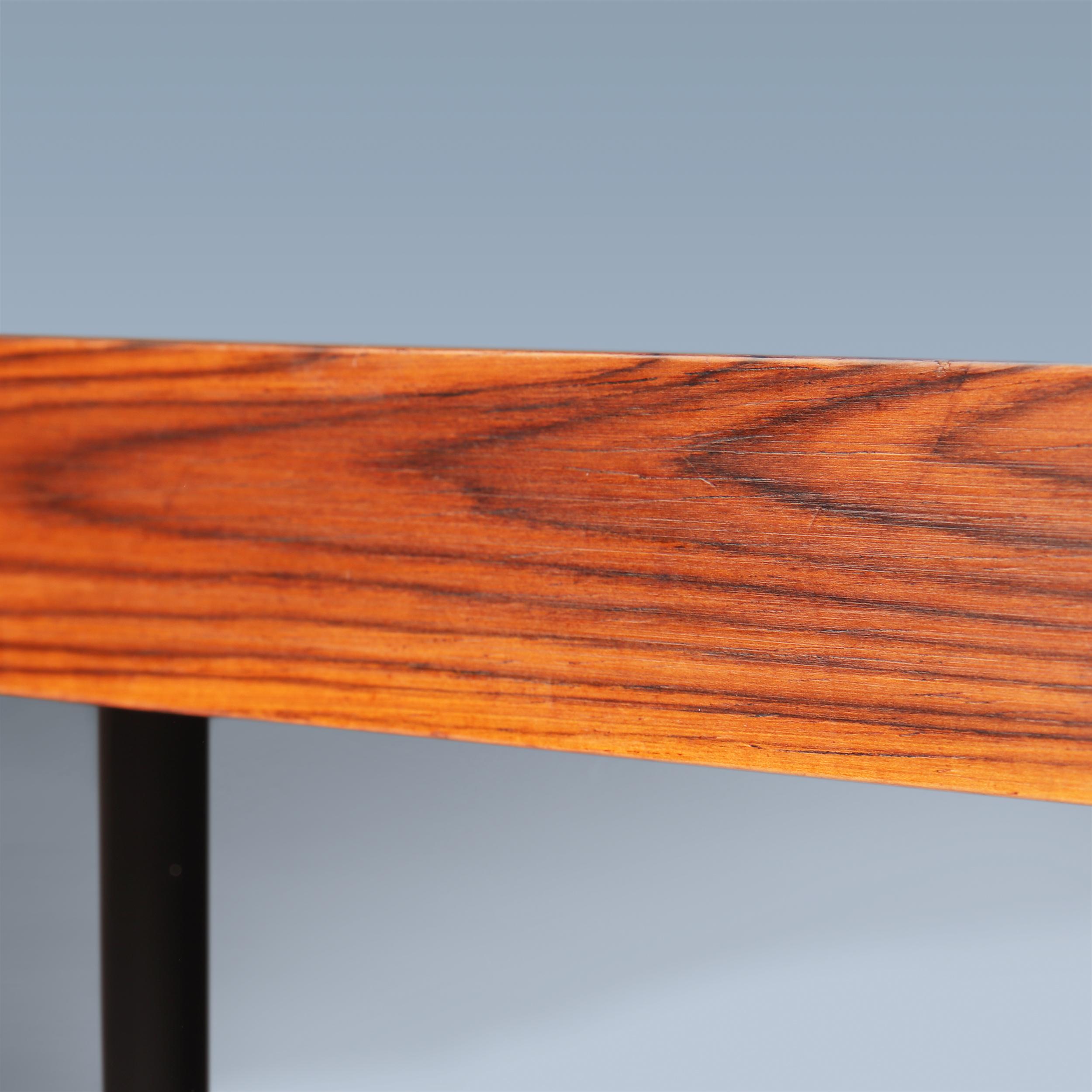 Table basse danoise unique avec des carreaux colorés et des pieds en acier noir laqué. en vente 4