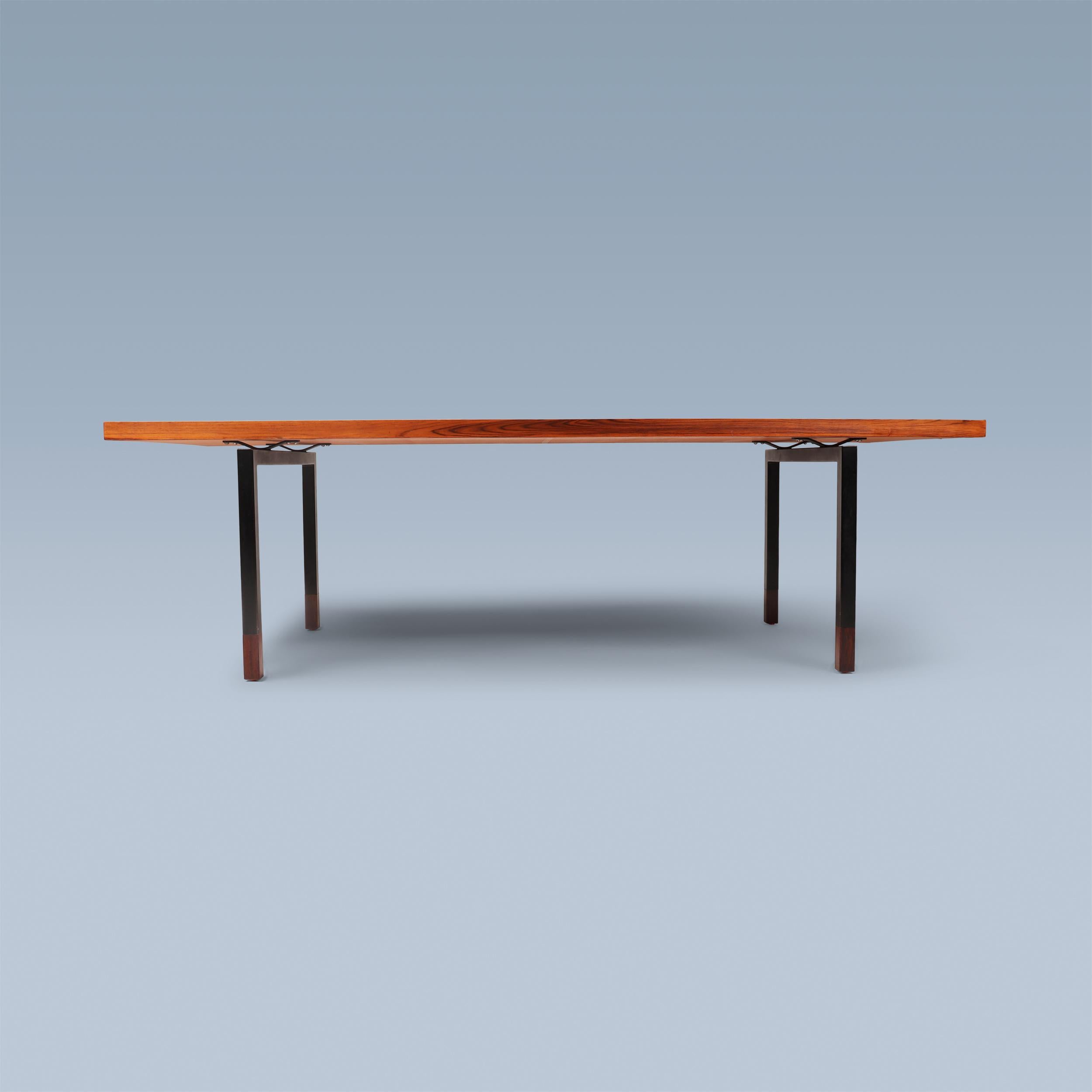 Cette grande table basse colorée a été conçue par Johannes Aasbjerg Andersen (1921-2006) dans les années 1950.
Exécuté par Aasbjerg & Ørtoft sur commande spéciale en 1965.
La table est recouverte de 24 carreaux émaillés décoratifs et uniques, faits