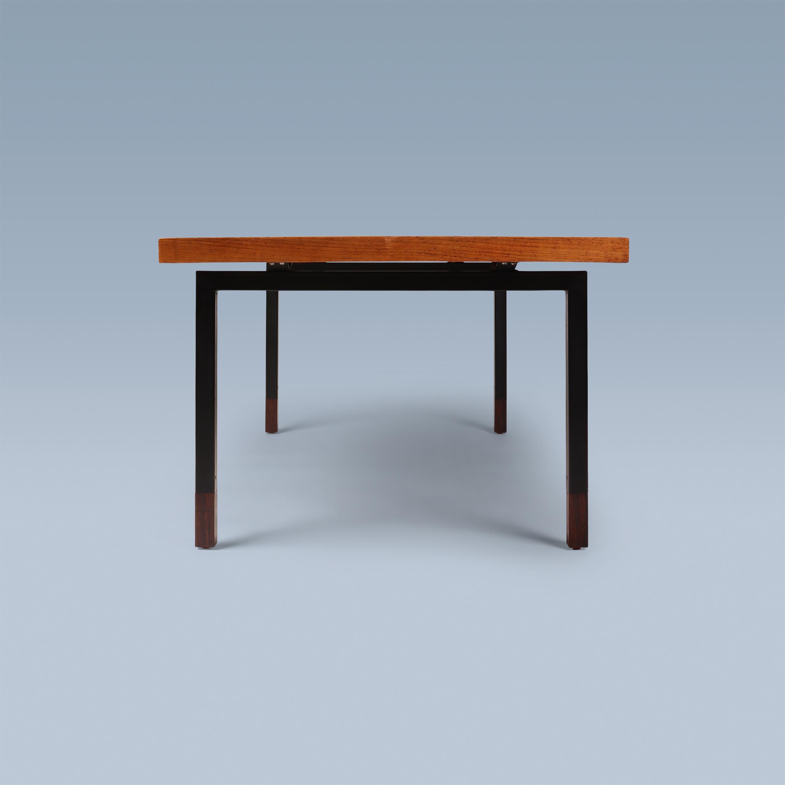Scandinave moderne Table basse danoise unique avec des carreaux colorés et des pieds en acier noir laqué. en vente