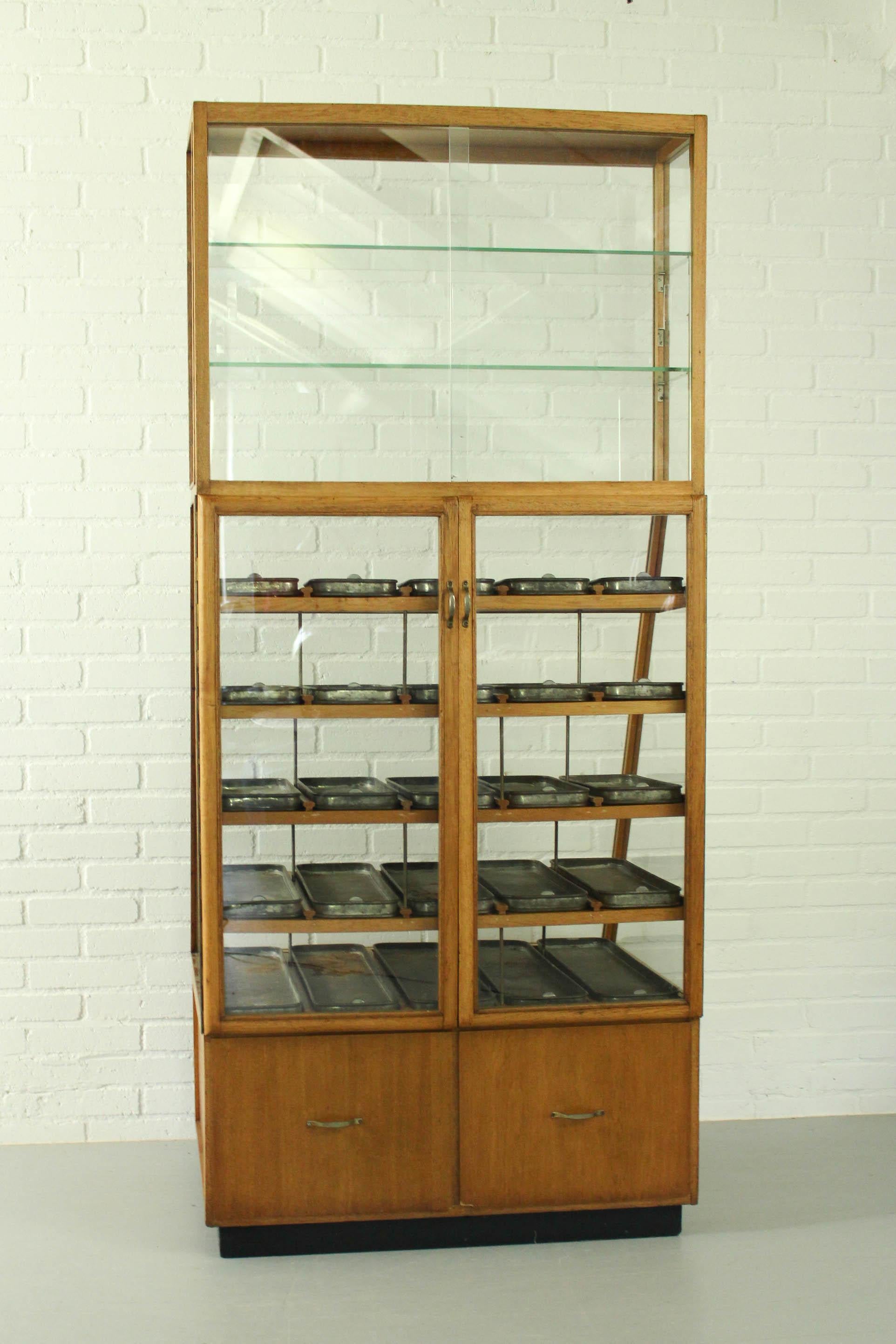 Unique, Complete and Original, Authentic Oak Display Cabinet, 1950s In Good Condition In Appeltern, Gelderland