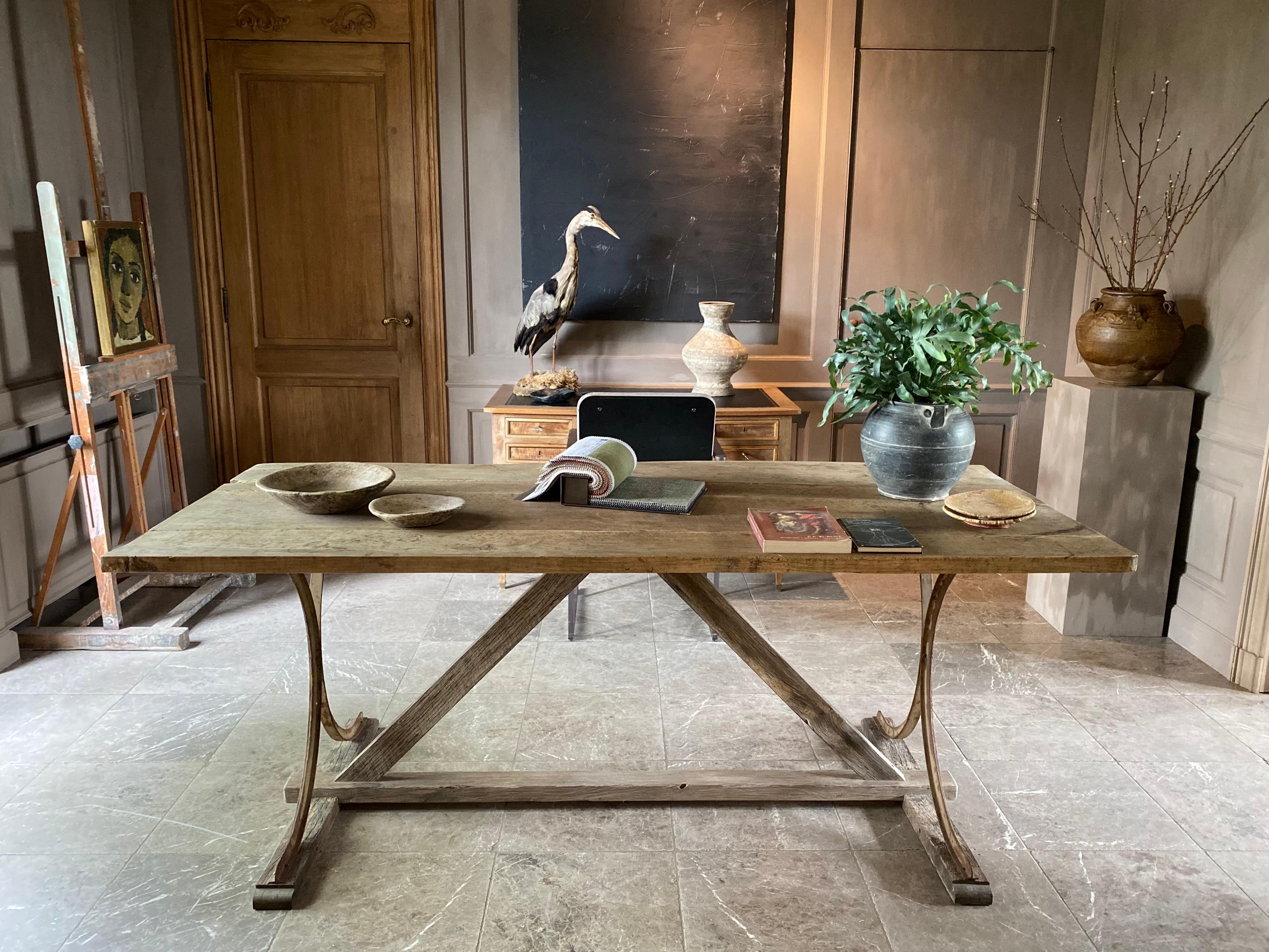 Cette combinaison unique de vieux fer et de vieux bois de hêtre donne une table console très élégante de 78 cm de haut.
Les pieds soulèvent élégamment l'ensemble.
La table a été utilisée par un artiste belge comme table de travail.
Une belle