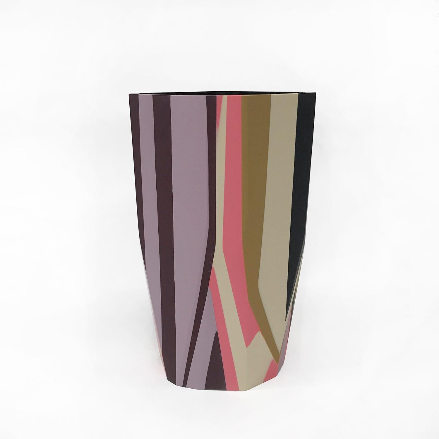 Die grafische und kühne Vase Puglia ist eine neue Ergänzung unserer Black Magic Collection von Harzgefäßen, die von dem Konzept inspiriert ist, das zu enthüllen, was vor den Augen des Betrachters verborgen wurde, aber dennoch allgegenwärtig