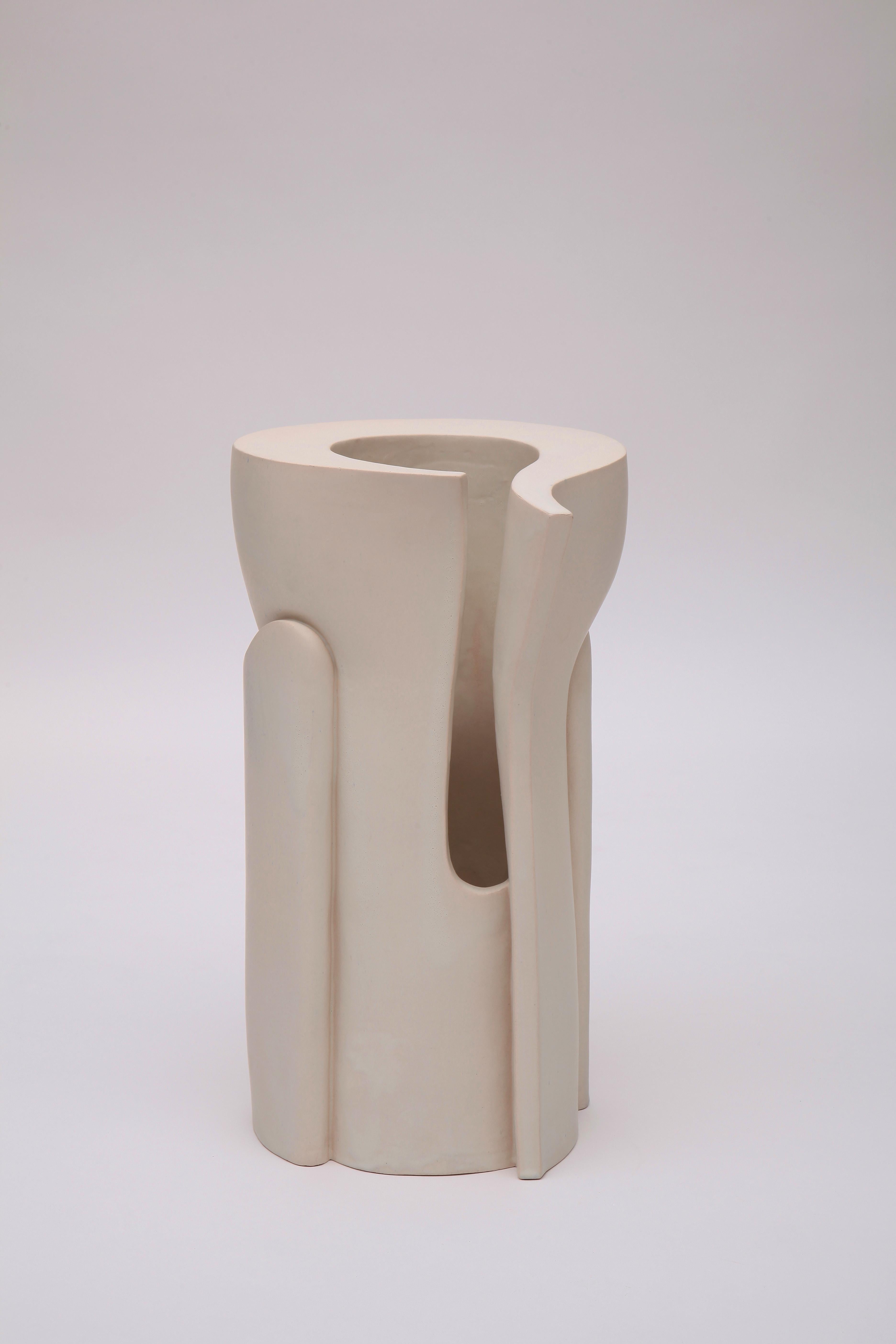 Einzigartige große Vase aus weißer Keramik EZ Vase von Laura Molina (Todomuta).
Diese skulpturale Blumenvase4450 ist eine Erkundung der Bildsprache von Eva Zeisel, eine schrittweise Aneignung der Codes, die ihre Designarbeit bestimmen. Die Autorin