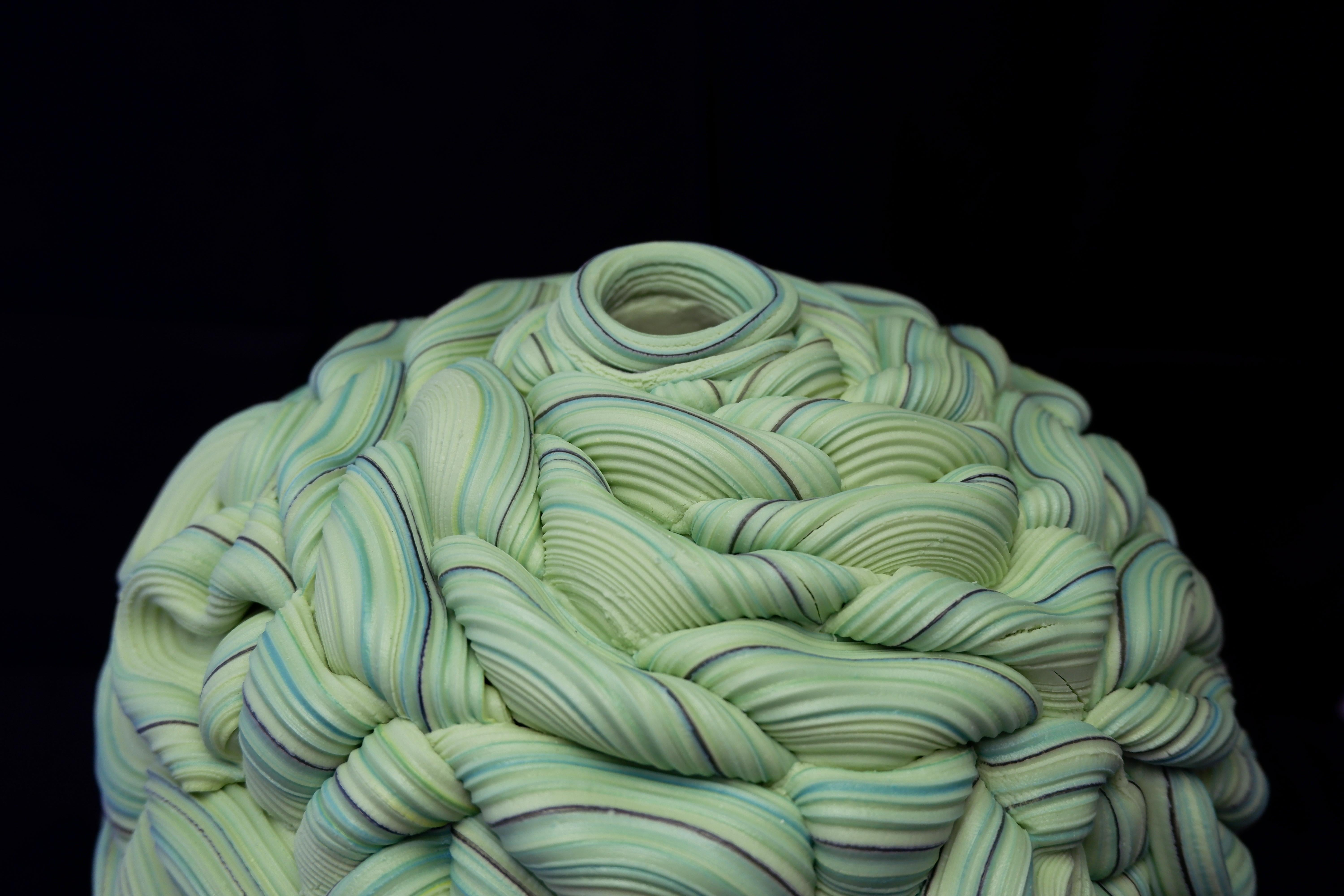 Einzigartiges, Contemporary Ceramic Handmade Vessel mit Grüntönen (Britisch) im Angebot
