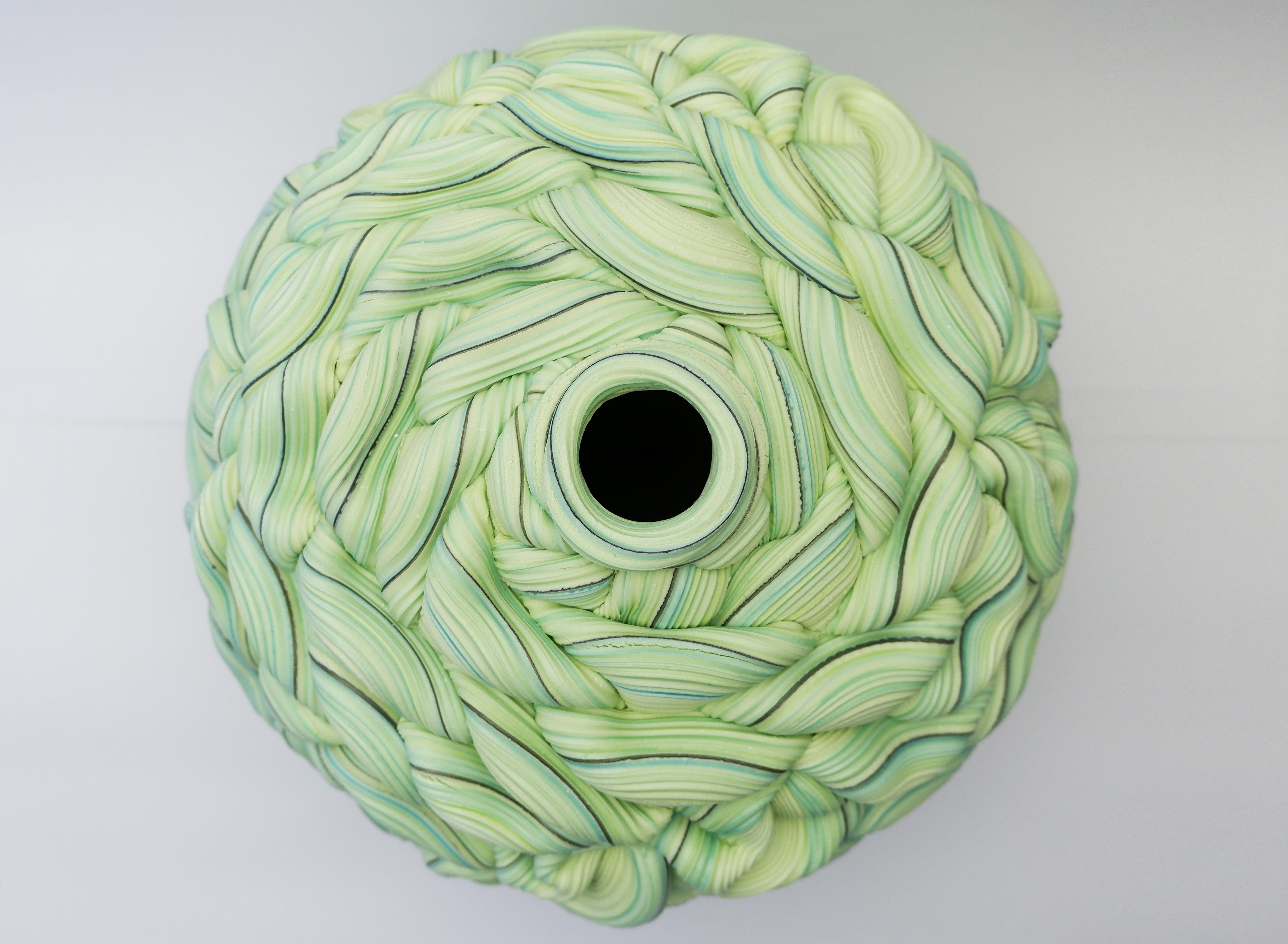 Einzigartiges, Contemporary Ceramic Handmade Vessel mit Grüntönen (Keramik) im Angebot