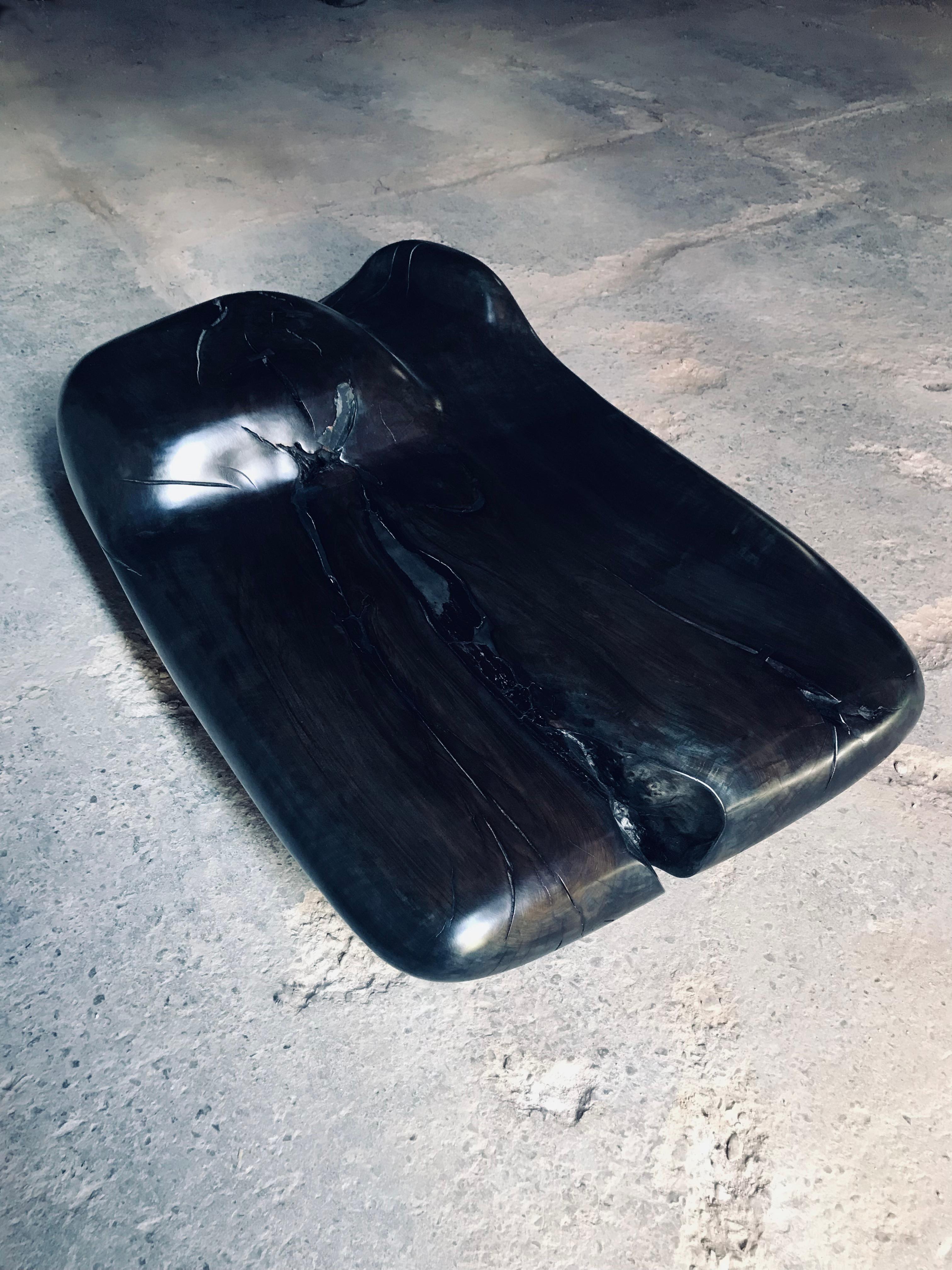 Table basse contemporaine unique en bois de noyer bleu indigo par Jordi Sarrate Neuf - En vente à Amsterdam, NL
