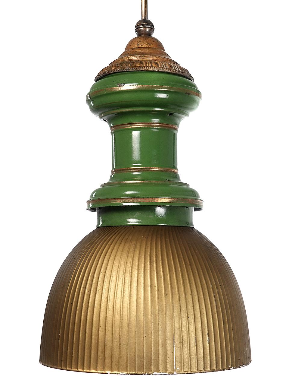 Cette lampe à gaz ancienne a un aspect qui lui est propre. Le corps du luminaire est en émail vert avec des reflets dorés. L'abat-jour en forme de dôme profond est l'un des plus grands exemples de verre de mercure miroité que nous ayons vus.