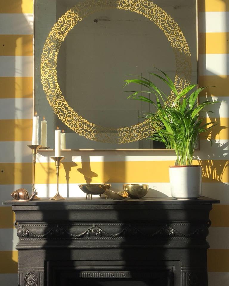 Our Cooper mirror adorns a refined pattern that is expertly etched onto its back, delicately hand-gilded with 24-carats gold and completed with an attractive fine art brass frame.

This elegant mirror brings light and sophistication to modern as