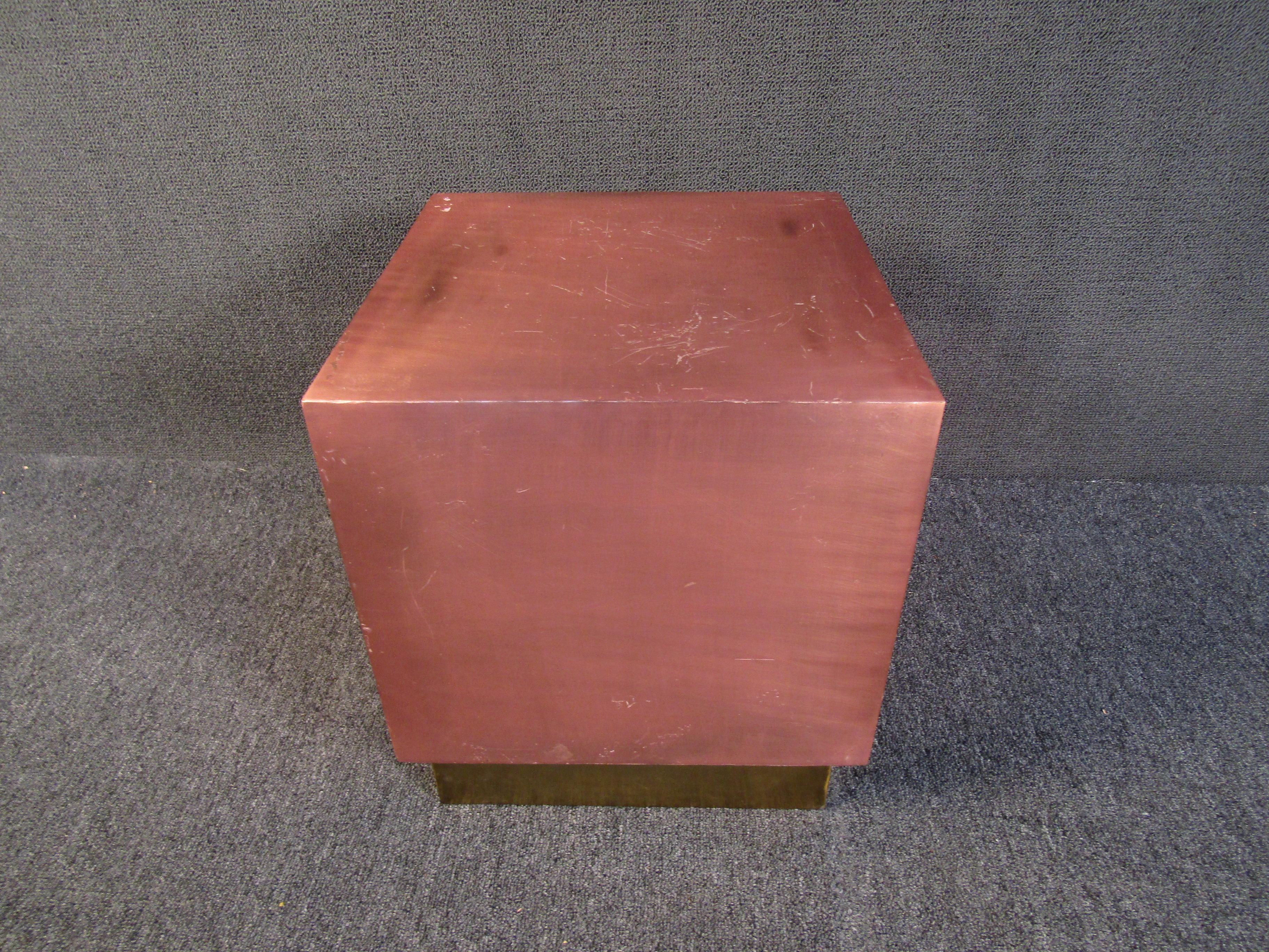 Einzigartiger Beistelltisch aus Kupfer und Messing (Moderne der Mitte des Jahrhunderts) im Angebot