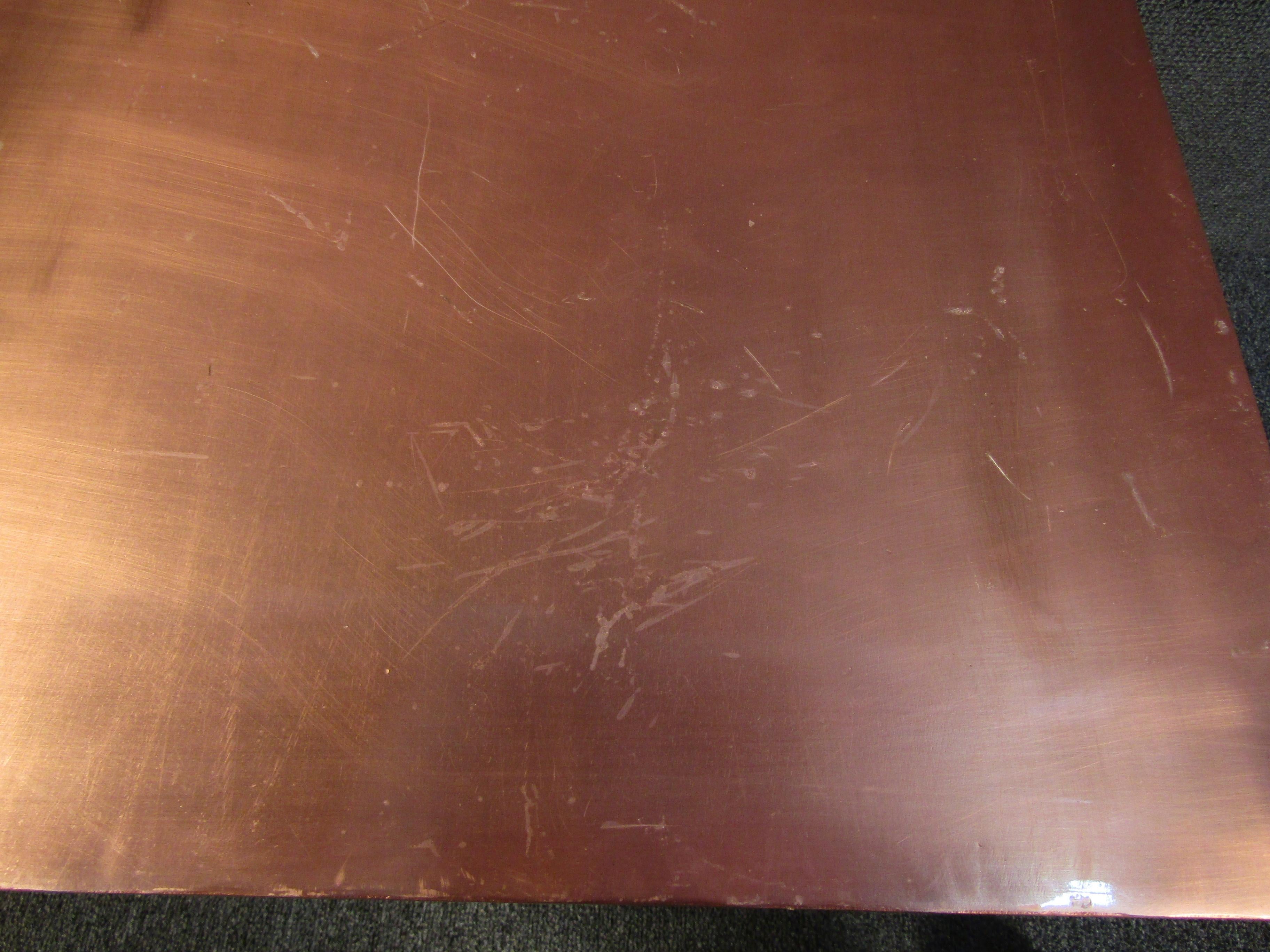 20ième siècle Table d'appoint unique en cuivre et laiton en vente